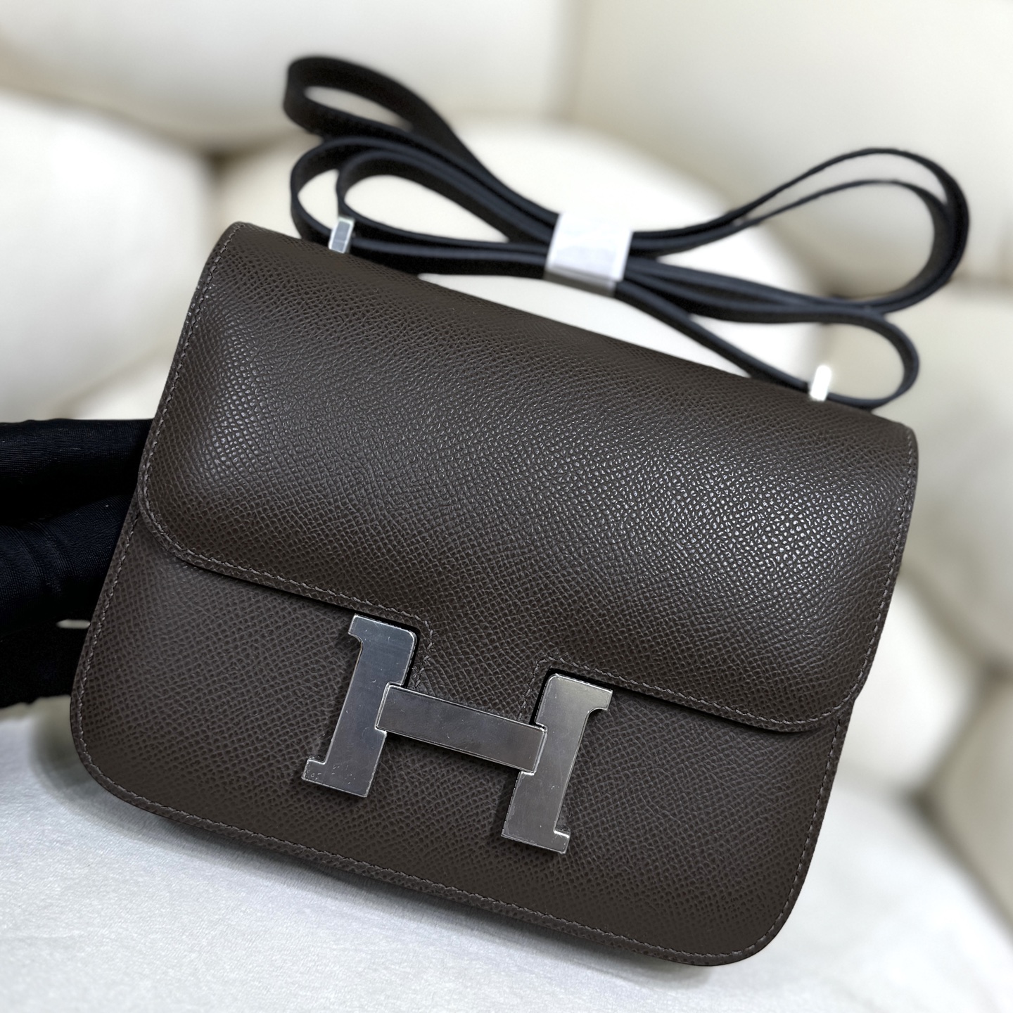 NO:763781,Kangkang 19 Ebony As one of the three diamonds of Aima, it is hard not to buy it. The whole bag has a simple and chic constance style. The minimalist design is very versatile, and the eye-catching H buckle is very representative!  Minimalist but never low-key, a gorgeous and simple model of luxury. Esom leather is wear-resistant and highly malleable, and can be matched with many styles of clothes. The size 19 is more suitable for cross-body wear, which is sweet, cool and full of high-end feeling!  ,Hermes,hermes,Hermes,19860909康康19 乌木 作为爱马家三大金刚之一,很难抗拒不入手,整只包风格简约 别致 constance 极简的设计非常百搭,特别吸睛的H扣,极具代表性！极简但绝不低调,华丽丽的大奢简范. Esom皮耐磨耐造 极具可塑性,可以搭配很多风格的衣服,19的尺寸更适合斜挎,又甜又酷满满的高级感！,爱马仕,hermes,Hermes,,Bag