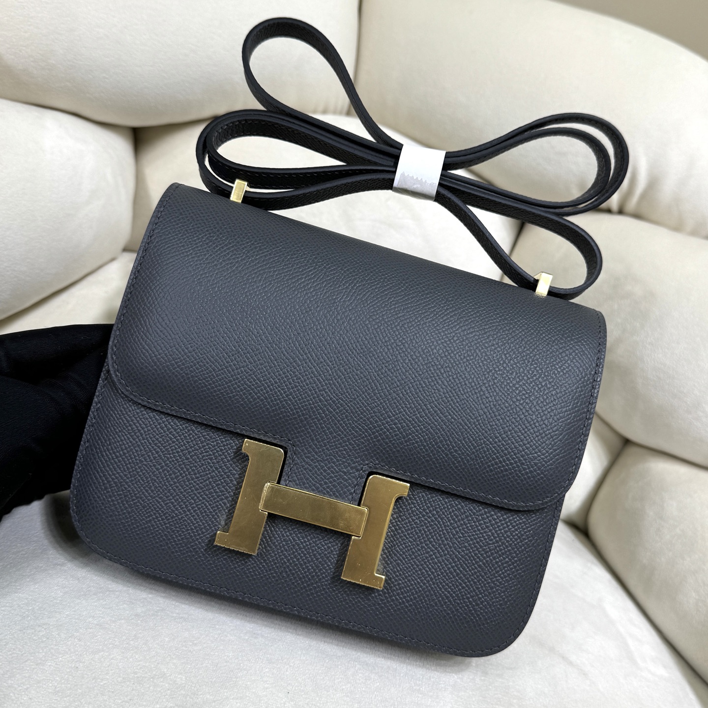 NO:763786,Kangkang 19 Smog Gray As one of the three diamonds of Aima, it is hard not to buy it. The whole bag has a simple and chic constance style. The minimalist design is very versatile, and the eye-catching H buckle is very representative!  Minimalist but never low-key, a gorgeous and simple model of luxury. Esom leather is wear-resistant and highly malleable, and can be matched with many styles of clothes. The size 19 is more suitable for cross-body wear, which is sweet, cool and full of high-end feeling!  ,Hermes,hermes,Hermes,19860909康康19 雾霾灰 作为爱马家三大金刚之一,很难抗拒不入手,整只包风格简约 别致 constance 极简的设计非常百搭,特别吸睛的H扣,极具代表性！极简但绝不低调,华丽丽的大奢简范. Esom皮耐磨耐造 极具可塑性,可以搭配很多风格的衣服,19的尺寸更适合斜挎,又甜又酷满满的高级感！,爱马仕,hermes,Hermes,,Bag