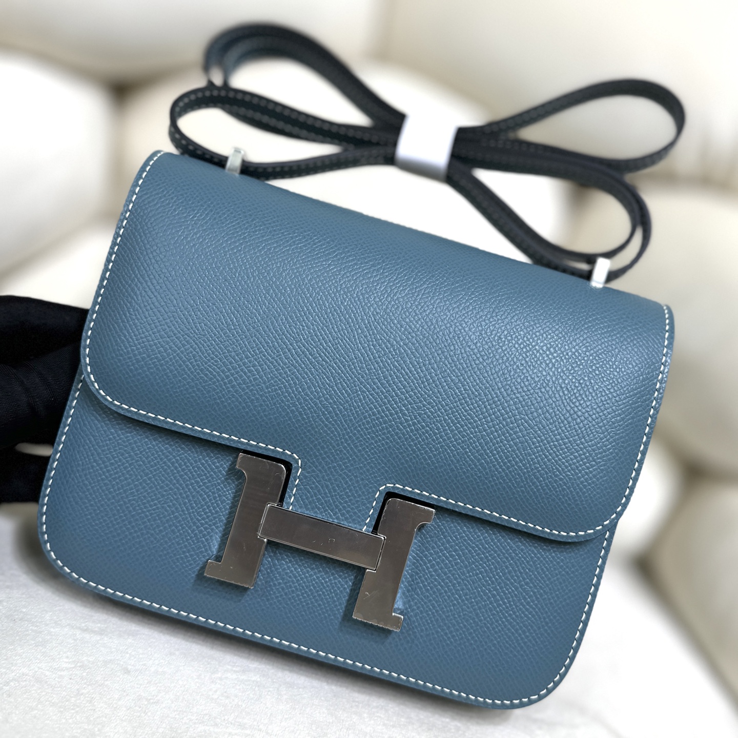 NO:763790,Kangkang 19 Denim Blue As one of the three major brands of Aima, it is hard not to buy it. The whole bag has a simple and chic constance style. The minimalist design is very versatile, and the eye-catching H buckle is very representative!  Minimalist but never low-key, a gorgeous and simple model of luxury. Esom leather is wear-resistant and highly malleable, and can be matched with many styles of clothes. The size 19 is more suitable for cross-body wear, which is sweet, cool and full of high-end feeling!  ,Hermes,hermes,Hermes,19860909康康19 牛仔蓝 作为爱马家三大金刚之一,很难抗拒不入手,整只包风格简约 别致 constance 极简的设计非常百搭,特别吸睛的H扣,极具代表性！极简但绝不低调,华丽丽的大奢简范. Esom皮耐磨耐造 极具可塑性,可以搭配很多风格的衣服,19的尺寸更适合斜挎,又甜又酷满满的高级感！,爱马仕,hermes,Hermes,,Bag