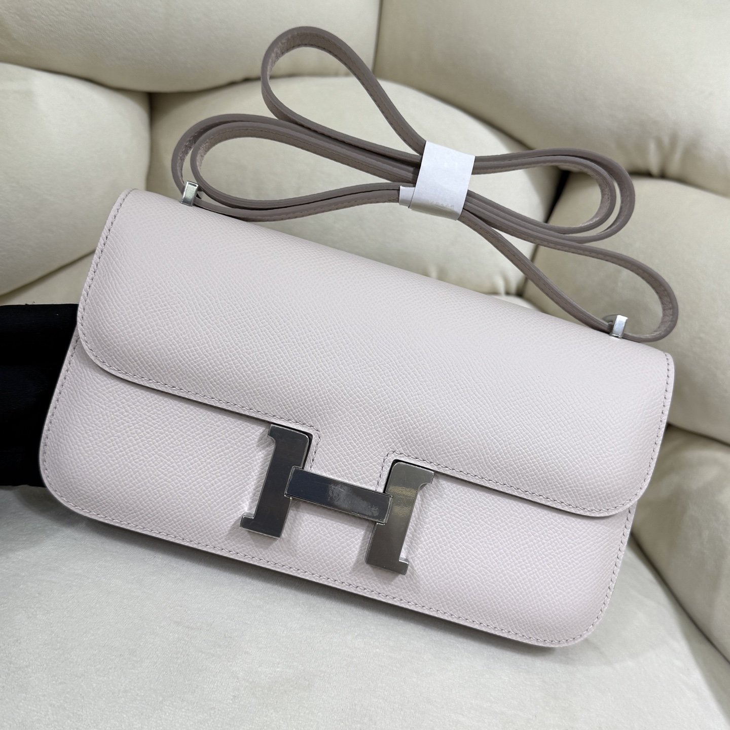 NO:700090,Kangkang elan, the upper body is elongated, making the person look more upright and not 'square'. Elan is flatter than 19, fits better when worn on the body, is comfortable when walking, and is more intellectual and elegant. It can be used for commuting, gatherings, and attending events. The shoulder straps are flexible and adjustable, and it looks good when carried on the shoulder or cross-body. It has both appearance and practicality, and it also comes with a small mirror. Hermes, hermes, Hermes,19860909康康 elan,上身拉长线条,显得人更挺拔,不会有“方方正正”Elan 比 19 更扁平,挎在身上更贴合,走动时也舒服,更知性大气,通勤、聚会、出席活动都能驾驭,背法灵活双肩条可调,肩背、斜挎都好看—既有颜值,也有实用性,还带一个小镜子哦.,爱马仕,hermes,Hermes,,Bag