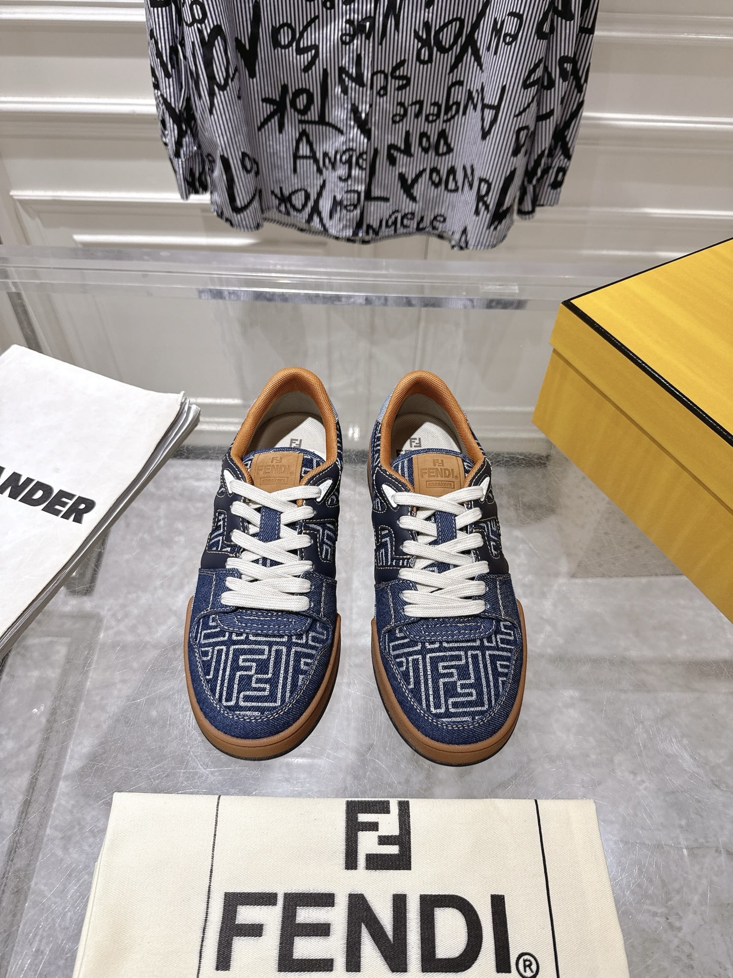 NO:392340,The top version of Fendi/ Match 32025 new sports shoes, a sneaker created by Kim Jones, is made of leather and reverse velvet, perfectly reproduces the retro style, the overall shoe design is simple and casual, the shoe side is equipped with classic FF pattern stitching, the sole is low-key and luxurious with brand letters, perfect control, the same style of men and women [rose] size 35-45, casual shoes/sports, fendi, sneakers19860909顶级版本Fendi/ Match 32025新款运动板鞋 ,由Kim Jones倾情打造的一款运动鞋,采用皮革和反绒皮制成完美再现复古风格,整体鞋型设计简约,休闲感十足,鞋侧带有经典FF图案缝线,鞋底带着品牌字母杂纹低调奢华,完美驾驭,男女同款搭配[玫瑰]码数35-45,休闲鞋/运动鞋,fendi,sneakers,Women's Shoes