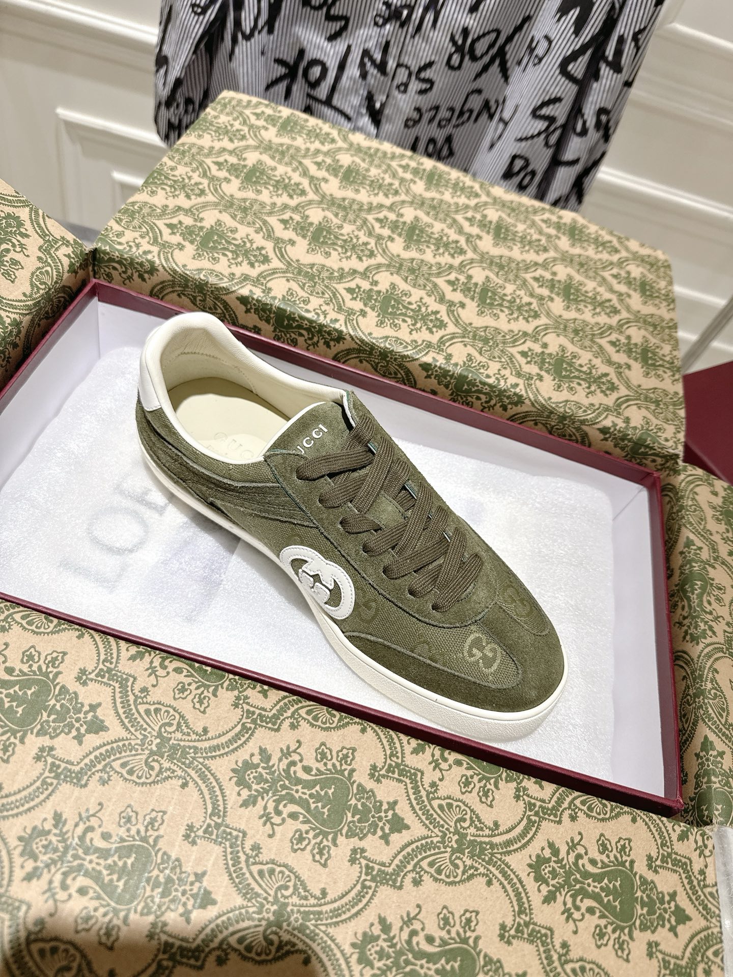 NO:482270,230, the new upgraded version of Gucci 2025 new white shoes, casual shoes, German training shoes, popular products, original TPU sole, original fabric, original sheepskin inner sheepskin footbed original cover technology is one to one broken bone replica!  Pursuing the ultimate comfort!  [Love] Imported fabric beef velvet + mesh cloth [Love] Packaging counter uniform red shoe box aviation aircraft box [Love] Size 35-41, 39-45, casual shoes/sports shoes, gucci, sneakers, sheepskin19860909出230,男全新升级版Gucci 2025新款小白鞋 休闲鞋 德训鞋 爆款推荐,原版TPU鞋底、原版面料、原版羊皮内里羊皮垫脚原版套楦工艺一比一折骨复刻！舒适追求极致！ [爱心]面料进口牛反绒+网布 [爱心]包装专柜一致红色鞋盒航空飞机盒 [爱心]码数35-41,39-45,休闲鞋/运动鞋,gucci,sneakers,sheepskin,Women's Shoes