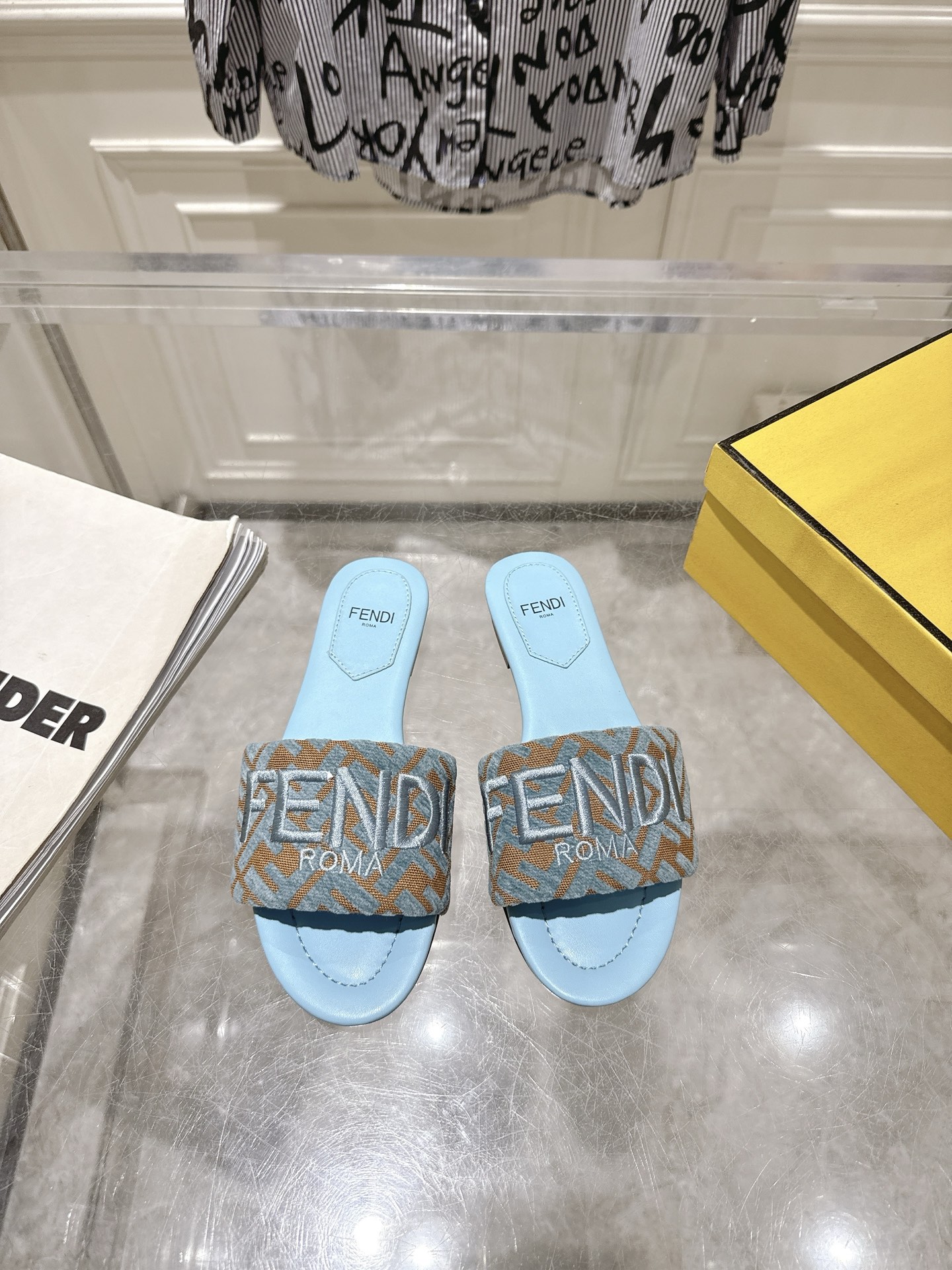 NO:616362,The latest Fendi series, a pair of FF slippers, a must-have every year. This year, a new series of FF slippers has been added. They are so beautiful that they are indescribably beautiful. They are classic and must-have for their excellent wearing comfort. They can be worn with various styles!  Fabric lambskin, lining sheepskin, sole original leather outsole Size #35-41 (41 must be customized and non-returnable), slippers, fendi, fendi, slippers, sheepskin, Leather soles19860909最新Fendi芬迪系列 双FF拖鞋 每年必备FF拖今年还加了新的系列,美到无法言喻 绝好的穿着舒适感可是经典必备,各种风格搭配都Hold的住！ 面料小羊皮 内里羊皮 鞋底原版真皮大底 Size#35-41（41要订做不退换）,拖鞋,fendi,fendi,slippers,sheepskin,Leather soles,Women's Shoes