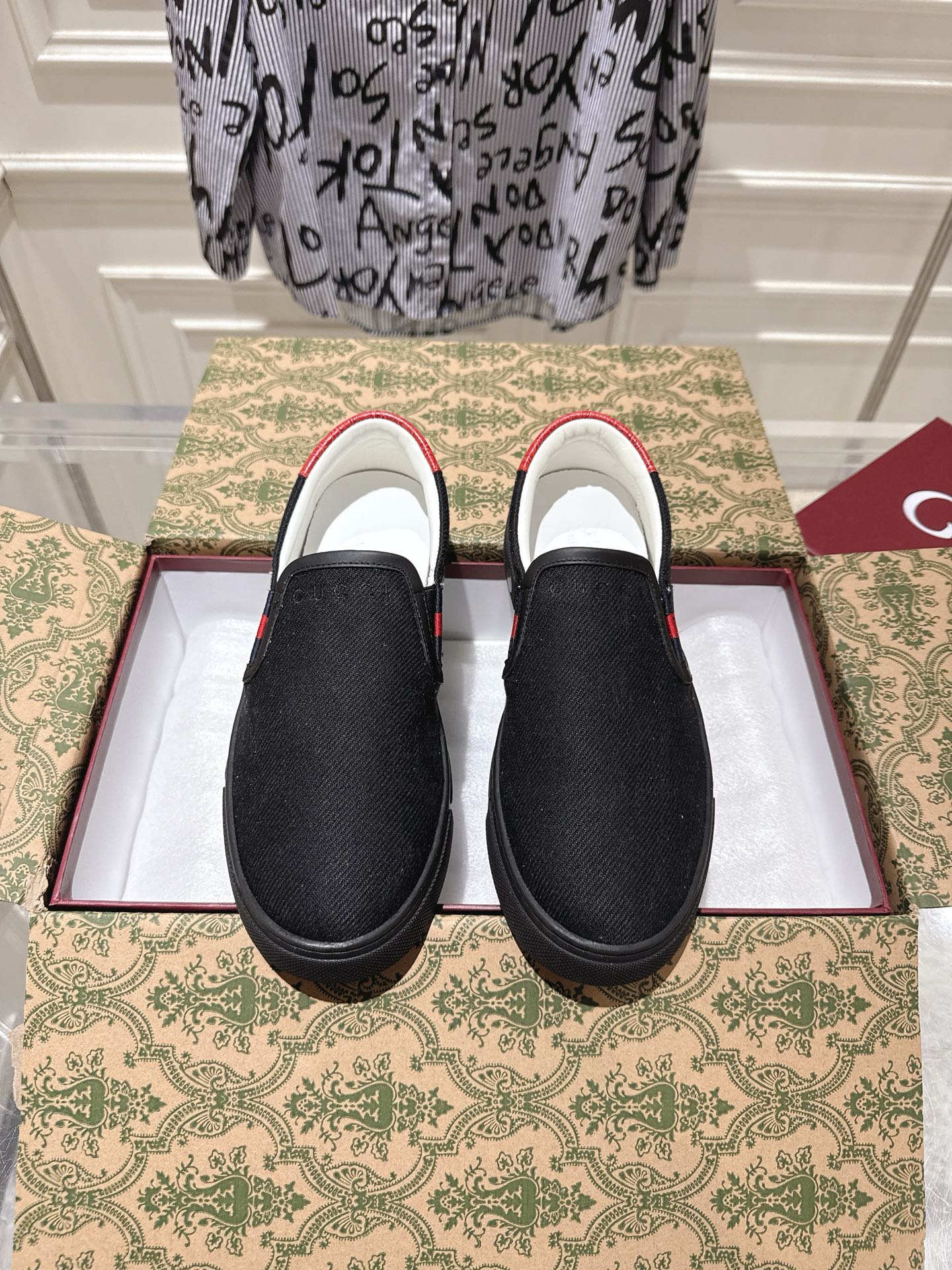 NO:446404,Gucci 25S latest men's one-legged canvas shoes, the hottest spring and summer... Classic upgrades are more durable, comfortable to put on the feet Fabric canvas woven surface Inside breathable sheepskin inner lining, original molded rubber sole size 39-45, full set of packaging with airplane box Packaging: the latest red shoe box in the counter + airplane box, casual shoes/sports shoes, gucci, sneakers, sheepskin19860909Gucci 25S最新款男士一脚蹬 帆布鞋,春夏季最热门…经典升级更耐看,上脚舒适 面料帆布编织面 内里透气羊皮内里 大底原版开模橡胶大底 码数39-45,全套包装带飞机盒 包装:专柜最新红色鞋盒+飞机盒,休闲鞋/运动鞋,gucci,sneakers,sheepskin,Women's Shoes