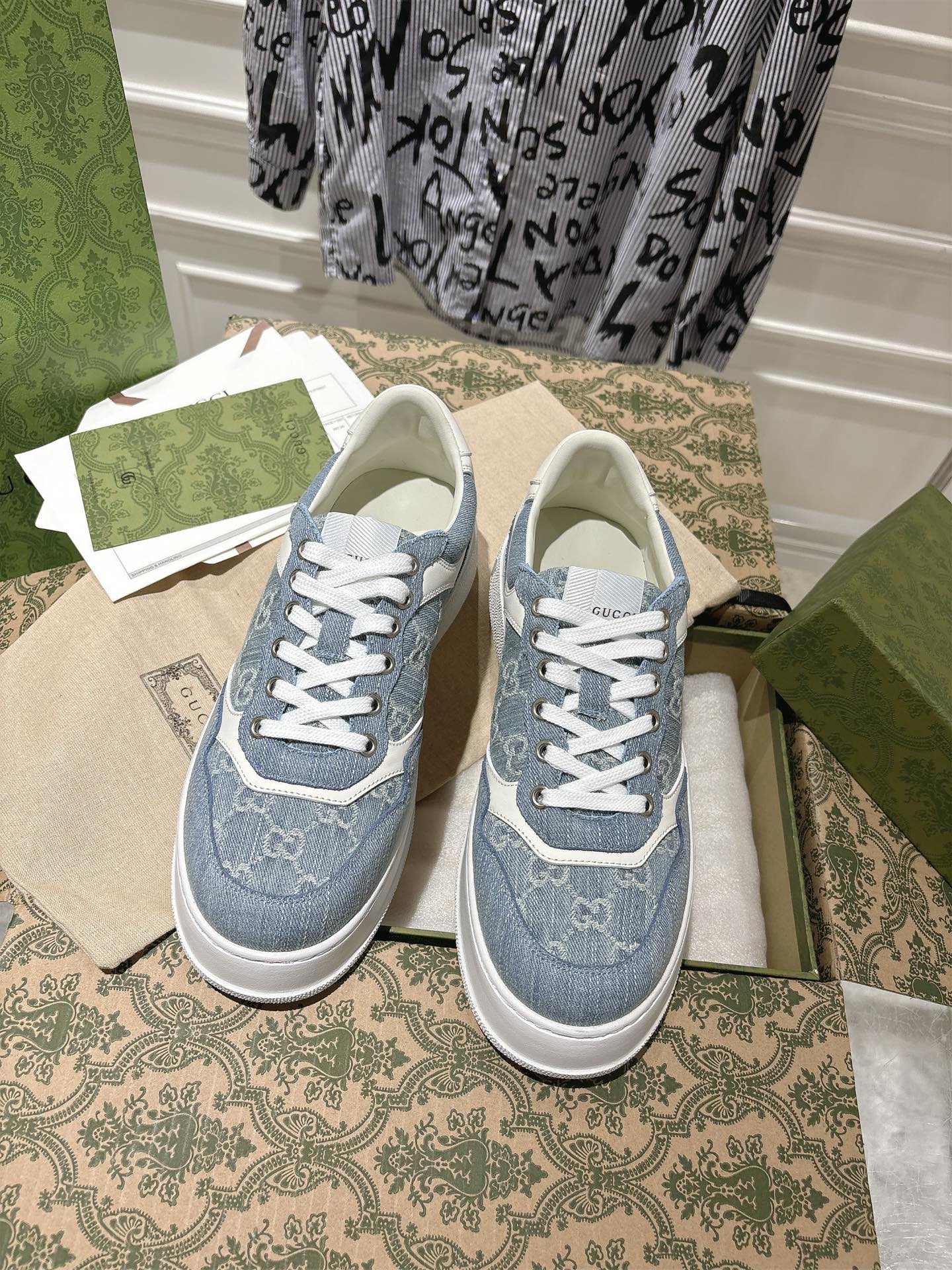 NO:438821,GUCC Gucci 2025ss new series sports shoes, thick-soled white shoes casual board shoes, GG couples white shoes counter synchronous style, catwalk style stars, internet celebrities, live broadcasts, etc. must plant grass and call. The style design is light luxury retro, thick sole heightened, similar to the upgraded version of classic white shoes. The top version upper original custom calfskin fabric is matched with GUCC classic presbyterian webbing, perforation, embossing craftsmanship, inner cowhide, foot pad cowhide, comfortable and soft feet!  Original replica 11 mold opening IP light material bottom, 4cm heightened thick bottom!  Size number for women 35-40 men 39-45 Packaging counter aviation packaging, casual shoes/sports shoes, gucci, gucci, sneakers, cowhide19860909GUCC·古驰 2025ss新款 系列运动鞋厚底小白鞋休闲板鞋 GG情侣款小白鞋专柜同步款,走秀款明星、网红、直播等必定种草打call 款式设计轻奢复古,厚底增高,相似于经典小白鞋的升级版 最顶级版本鞋面原版定制小牛皮面料,搭配GUCC经典老花布织带、穿孔、压纹工艺,内里牛皮,垫脚牛皮,脚感舒适柔软！原版复刻11开模IP轻料底,4cm增高厚底！ 码数女35-40男39-45 包装专柜航空包装,休闲鞋/运动鞋,gucci,gucci,sneakers,cowhide,Women's Shoes