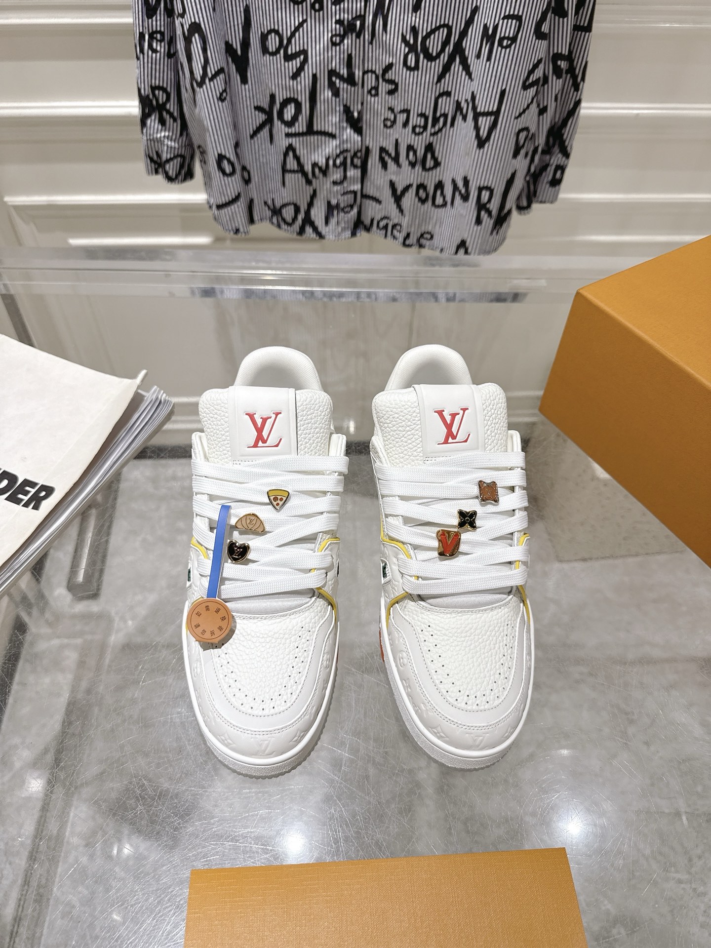 NO:446397,With picture buckle [Cruise Limited Model] LV TARINE Louis Vuitton x Tyler Co-branded model Donkey brand L home Embossed Couple model Casual Sports Shoes Skateboard Shoes Original Purchase and Development Louis Vuitton x Tyler Cooperation Series Launches LV Trainer Sports Shoes, Continuing Virgil Abloh’s classic design based on retro basketball shoes. The cowhide upper is integrated with Craggy Monogram embossed and Louis Vuitton logo to show Tyler’s interesting reconstruction of Monogram patterns and brand elements Fabric: Original custom-made top cowhide inner lining: Original custom breathable net Outsole: Original open-mode two-color TPU combination sole Sole thickness: 3CM Size: Women’s model 35-40  Men's 38-46, casual shoes/sports shoes, louis vuitton, louis vuitton, louis vuitton, louis vuitton, louis vuitton, sneakers, cowhide19860909配图片饰扣【邮轮限定款】 LV TARINE路易威登x Tyler 联名款 驴牌 L家 压花 情侣款 休闲 运动鞋 滑板鞋 原版购入开发 路易威登 x Tyler 合作系列推出 LV Trainer 运动鞋,延续 Virgil Abloh 基于复古篮球鞋创作的经典设计.牛皮革鞋面融入 Craggy Monogram 压纹和路易威登标识,展现 Tyler 对 Monogram 图案和品牌元素的趣味重构 面料: 原版定制头层牛皮 内里: 原版定制透气网里 大底: 原版开模双色TPU组合大底 底厚: 3CM Size: 女款35-40 男38-46,休闲鞋/运动鞋,louis vuitton,louis vuitton,louis vuitton,louis vuitton,sneakers,cowhide,Women's Shoes