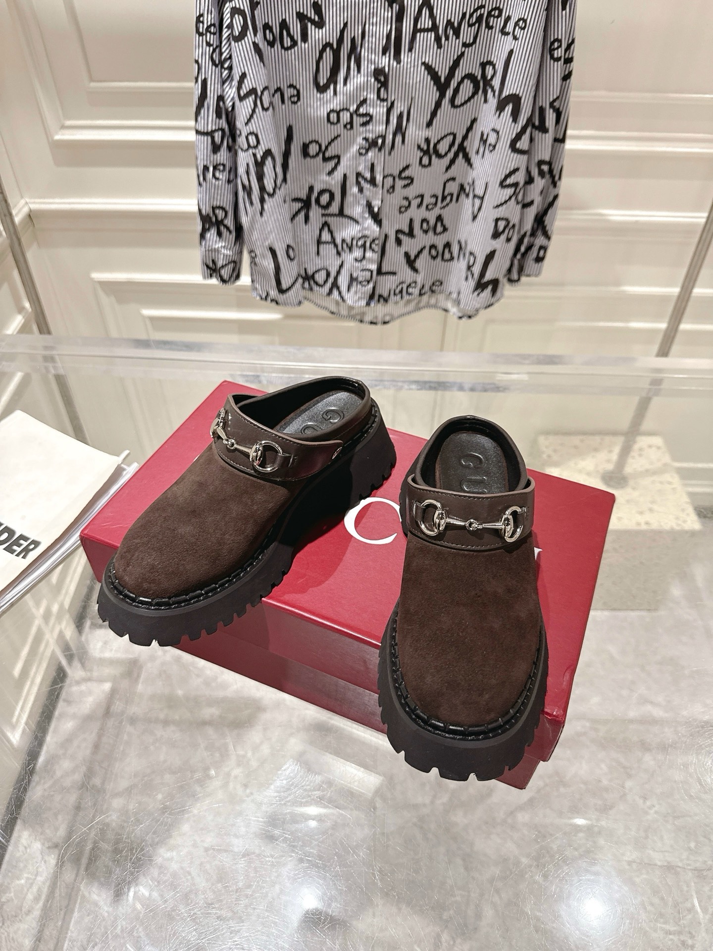 NO:680111,GUCC55 new autumn and winter horsebit British style slip-on Muller half slippers. As a tribute to the origin of equestrianism, the horsebit has gone through years of baptism, integrating the rich historical heritage and modern fashion into one. The original version has the same imported cowhide surface + sheepskin lining, with G's iconic copper horsebit. The original developed rubber high toughness and ultra-light outsole has an outsole height of 5CM  Size 35-40, half drag, gucci, gucci, slippers, cowhide, sheepskin19860909GUCC55秋冬新款马衔扣英伦风一脚蹬 穆勒半拖鞋  作为品牌对马术本源的致敬之作,马衔扣历经岁月洗礼之后,将厚重历史底蕴和现代时尚流行融合形成一体 原版一致进口牛皮面+羊皮内里,搭配G家标志性的铜制马衔扣原版开发的橡胶高韧性超轻大底 大底高度5CM 码数35-40,半拖,gucci,gucci,slippers,cowhide,sheepskin,Women's Shoes