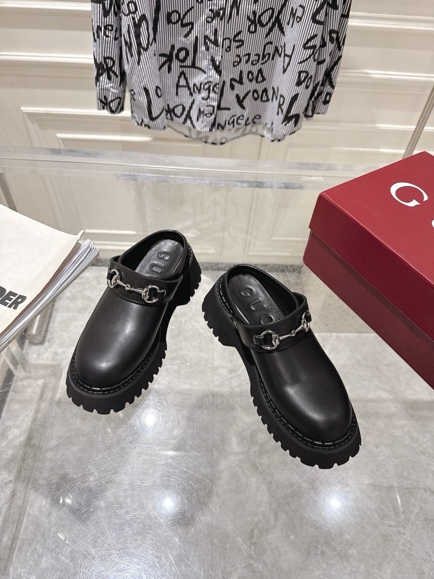 NO:680113,GUCC55 new autumn and winter horsebit British style slip-on Muller half slippers. As a tribute to the origin of equestrianism, the horsebit has gone through years of baptism, integrating the rich historical heritage and modern fashion into one. The original version has the same imported cowhide surface + sheepskin lining, with G's iconic copper horsebit. The original developed rubber high toughness and ultra-light outsole has an outsole height of 5CM  Size 35-40, half drag, gucci, gucci, slippers, cowhide, sheepskin19860909GUCC55秋冬新款马衔扣英伦风一脚蹬 穆勒半拖鞋 作为品牌对马术本源的致敬之作,马衔扣历经岁月洗礼之后,将厚重历史底蕴和现代时尚流行融合形成一体 原版一致进口牛皮面+羊皮内里,搭配G家标志性的铜制马衔扣原版开发的橡胶高韧性超轻大底 大底高度5CM 码数35-40,半拖,gucci,gucci,slippers,cowhide,sheepskin,Women's Shoes