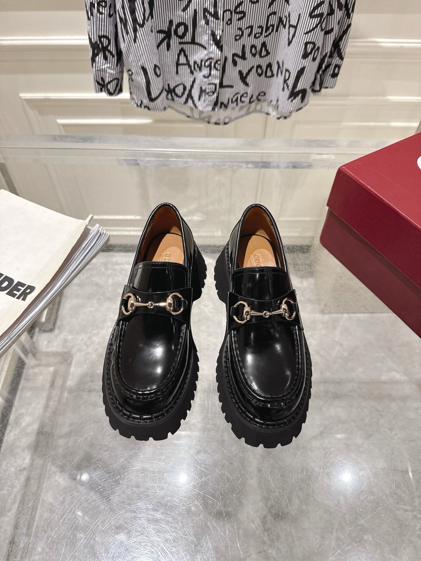 NO:680109,GUCC55 new autumn and winter horsebit British style slip-on thick-soled loafers. As the brand's tribute to the origin of equestrianism, the horsebit has gone through years of baptism, integrating the rich historical heritage and modern fashion into one. The original version has the same imported cowhide surface + sheepskin lining, with G's iconic copper horsebit. The original developed rubber high toughness and ultra-light outsole has an outsole height of 5CM  Size 35-40, loafers half slippers, gucci, gucci, loafers, cowhide, sheepskin19860909GUCC55秋冬新款马衔扣英伦风一脚蹬 厚底乐福鞋 作为品牌对马术本源的致敬之作,马衔扣历经岁月洗礼之后,将厚重历史底蕴和现代时尚流行融合形成一体 原版一致进口牛皮面+羊皮内里,搭配G家标志性的铜制马衔扣原版开发的橡胶高韧性超轻大底 大底高度5CM 码数35-40,乐福鞋半拖,gucci,gucci,loafers,cowhide,sheepskin,Women's Shoes