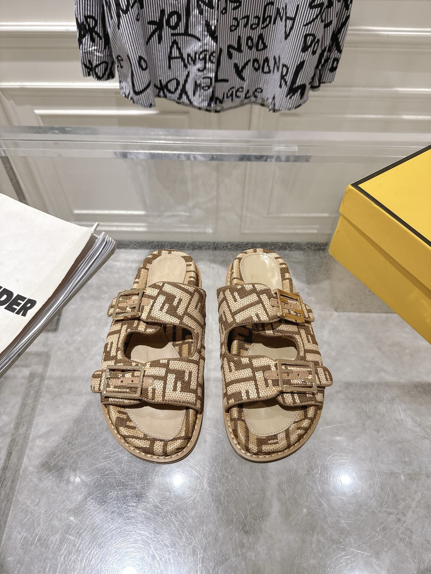 NO:680117,The main series of Fendi 2025 summer sandals and slippers are released. New products are online. The design of Fendi table legs is inspired by the main series of shoes in this year's show. Fabric cloth surface. Sheepskin lining. Original outsole. Size: # 35-40, slippers, fendi, sandals, slippers, sheepskin.19860909出Fendi 2025夏季凉鞋拖鞋走秀主推系列 新品上线,芬具桌脚设计灵感改创于今年秀场的主推系列鞋履 面料布面 内里羊皮 大底原版鞋底 Size:# 35-40,拖鞋,fendi,sandals,slippers,sheepskin,Women's Shoes