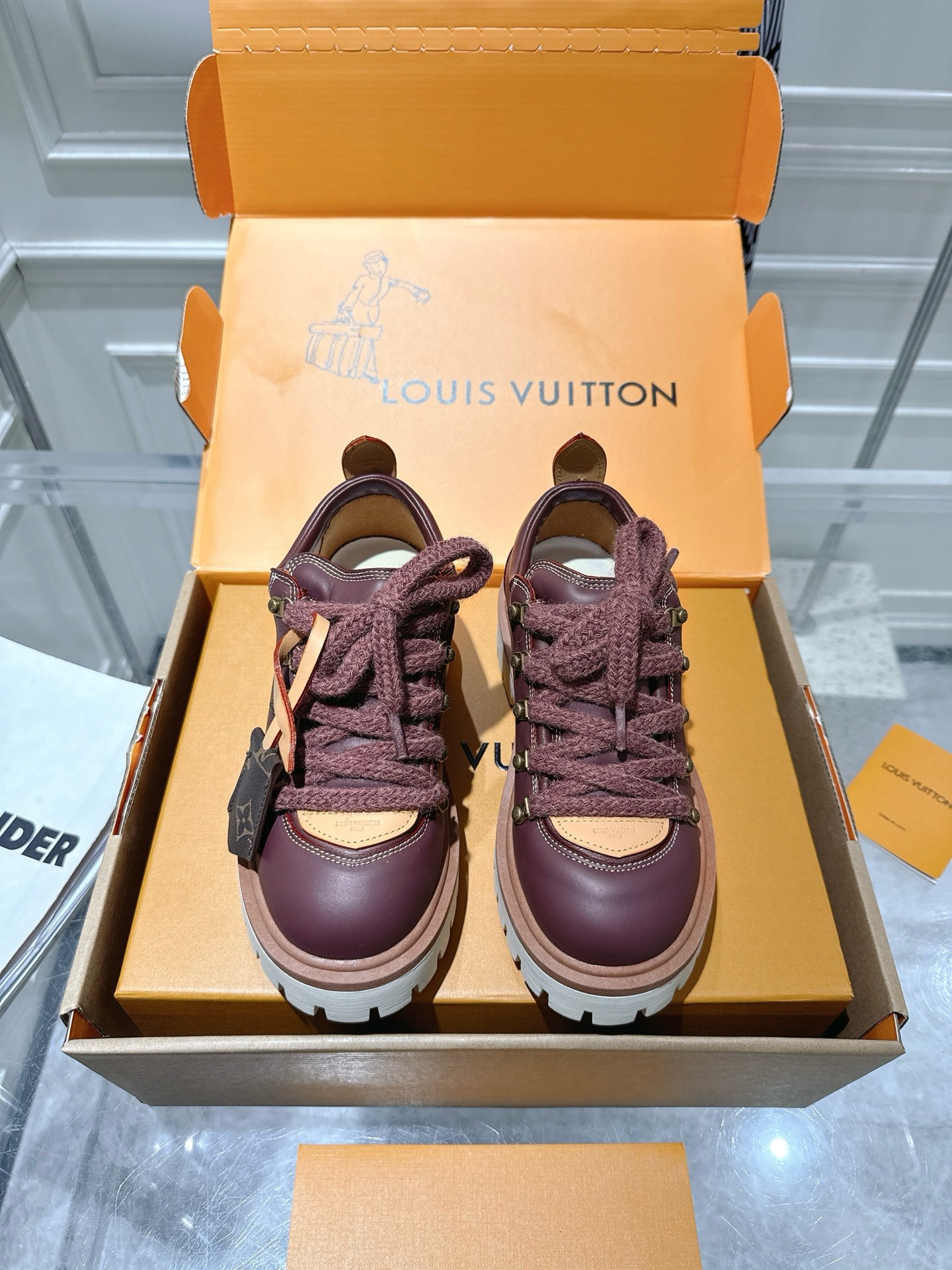 NO:464308,LV | Louis Vuitton 25 autumn and winter new model, the counter focuses on the latest model LV REMIX lace-up derby shoes, hard goods are new, draw inspiration from classic hiking boots, reimagine its proportions, and create a fashionable and avant-garde outsole. The upper combines thick laces and hooks engraved with letters. The details are taken from Louis Vuitton leather products, especially the natural leather rear label with letter canvas key bells and yellow stitching. This shoe uses a thick rubber outsole. Upper calfskin inner foot pad sheepskin sole original open mold TPU rubber outsole heel height 3.5cm size for women 35-40 (41 custom-made non-return and exchange) for men 39-44 (45 custom-made non-return and exchange), louis vuitton, louis  vuitton,loafers,boots,cowhide,sheepskin19860909LV | 路易威登 25秋冬新款 专柜主打最新款 LV REMIX 系带登山德比鞋 硬货上新  从经典登山靴中汲取灵感,重新构想其比例,打造出时尚前卫的轮廓.鞋面结合了厚鞋带和刻有字母花的钩子,细节取自路易威登皮革制品,特别是字母帆布钥匙铃和黄色缝线的天然皮革后标签.这款鞋采用了厚实的橡胶外底. 鞋面小牛皮 内里垫脚羊皮 鞋底原版开模TPU橡胶大底 跟高3.5cm 码数女35-40（41定做不退换） 男39-44（45定做不退换）,乐福鞋,louis vuitton,louis vuitton,loafers,boots,cowhide,sheepskin,Women's Shoes