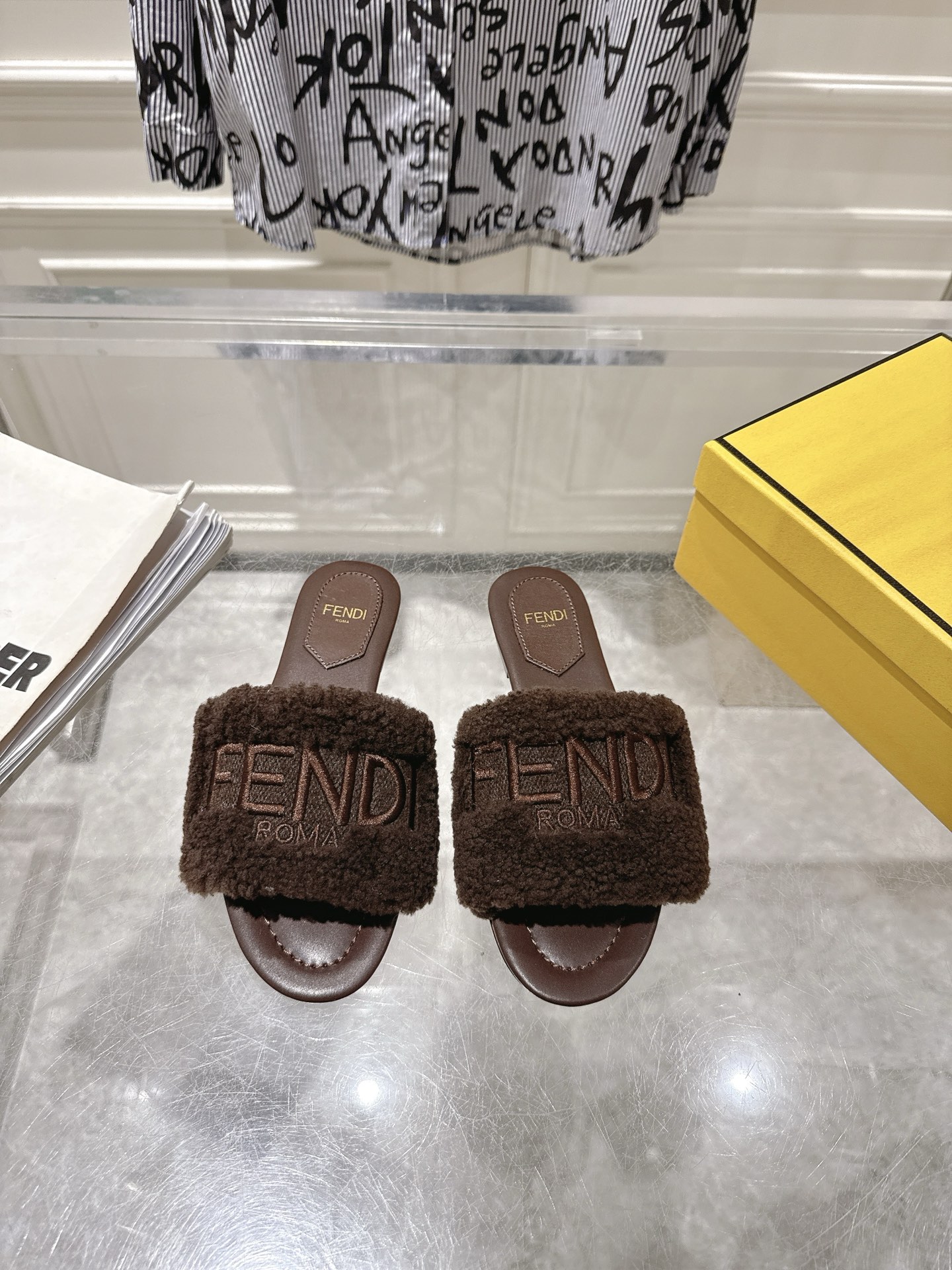 NO:464301,Fendi/Fendi 2025ss autumn and winter new home flat fur slippers, really fun, beautiful and cute. Original replica exquisite electric embroidered upper. Imported top lamb fur material, fluffy and soft, not easy to deform. Different from the market secondary materials, the sole: imported Italian leather sole, with a super good texture. A must-have for autumn and winter. Fashion trendy people have bought it one after another. Size 35-41 (40.41 custom made without return or exchange), fur shoes slippers, fendi, fendi, slippers, Leather soles19860909Fendi/芬迪2025ss秋冬新款居家平底毛毛拖鞋,真是好玩好看好萌哒 原版复刻精致电绣鞋面.进口顶级羊羔毛材料,蓬松柔软,不易变形.区别于市场次级材料,大底:进口意大利真皮大底,质感超好.秋冬必备款.时尚潮人都纷纷入手啦 码数35-41（40.41订做不退换）,毛毛鞋拖鞋,fendi,fendi,slippers,Leather soles,Women's Shoes