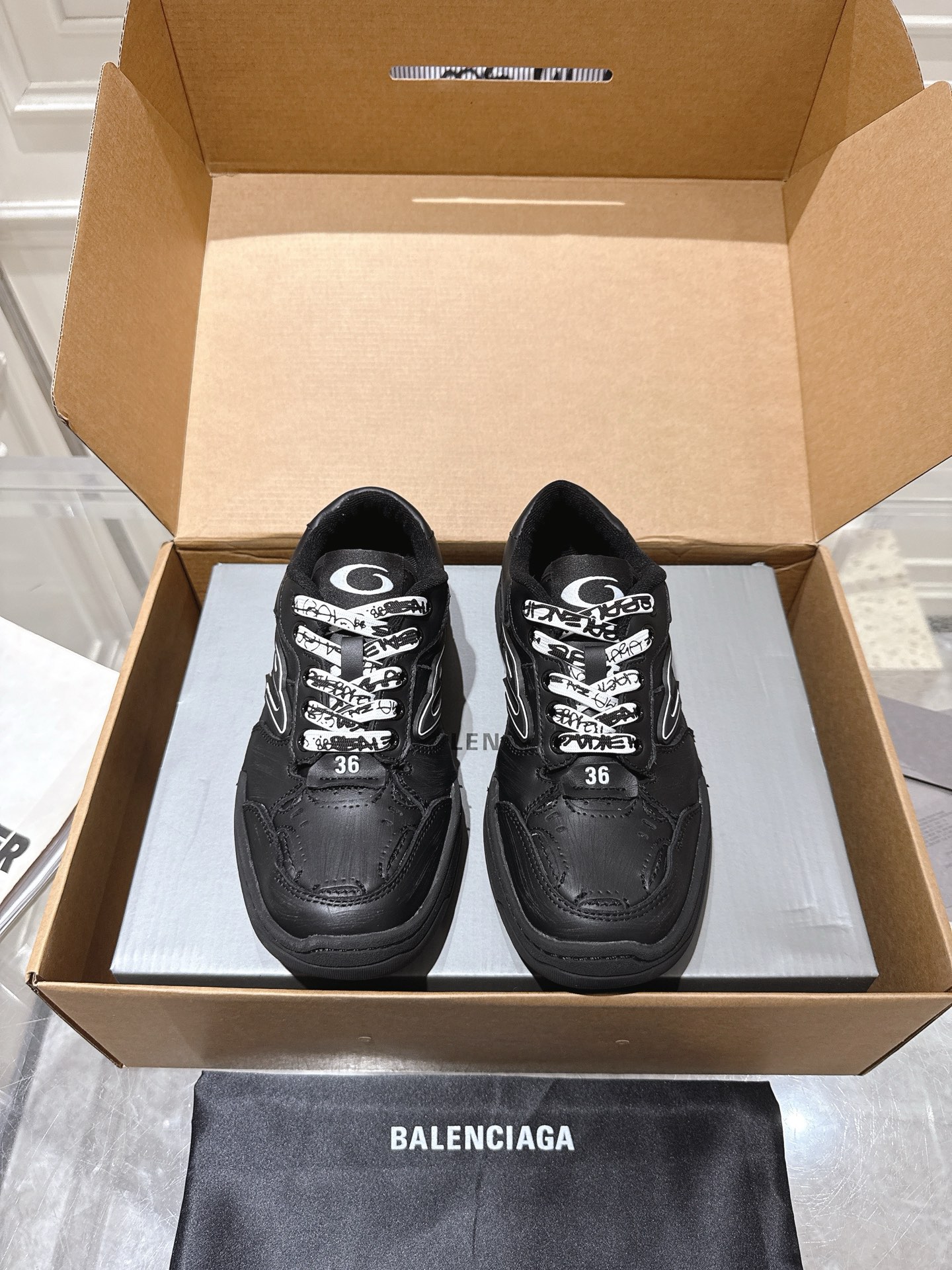 NO:459226,Couple model Balenciaga 25/Latest Hamptons series Couple model Broken, old, casual, sports shoes Original purchase and development Making Hamptons Sneaker This new shoe continues the consistent aesthetic style of creative director Demna, integrating bristle design, exposed stitching, asymmetric details, scratches, as well as graffiti-style laces and obvious toe curves. Hamptons Sneaker has a somewhat converging contour, adopting a more traditional sole structure that Balencia rarely uses, and is equipped with a spliced ​​leather upper, making the overall shape more daily but still unique. Delivery counter exquisite packaging Fabric: Original custom imported toe-layer cowhide imported breathable towel velvet sole original open mold-proof rubber material Sole 3CM thick  Size:35-44, casual shoes/sports shoes, balenciaga, balenciaga, sneakers, cowhide19860909情侣款 Balenciaga巴黎世家 25/最新Hamptons系列 情侣款 破损 做旧 休闲 运动鞋 原版购入开发 做货 Hamptons Sneaker这款新鞋延续了创意总监Demna一贯的美学风格,融入了毛边设计、外露缝线、不对称细节、做|刮痕,以及涂鸦风格的鞋带字样和明显的鞋头弧度.Hamptons Sneaker 在轮廓上有所收敛,采用了巴黎世家较少使用的更为传统的鞋底结构,并配有拼接皮革鞋面,使整体造型更加日常但依然不失个性 配送专柜精美包装 面料:原版定制进口头层牛皮 内里进口透气毛巾绒里 鞋底原版开模防滑橡胶材质 底厚3CM Size:35-44,休闲鞋/运动鞋,balenciaga,balenciaga,sneakers,cowhide,Women's Shoes