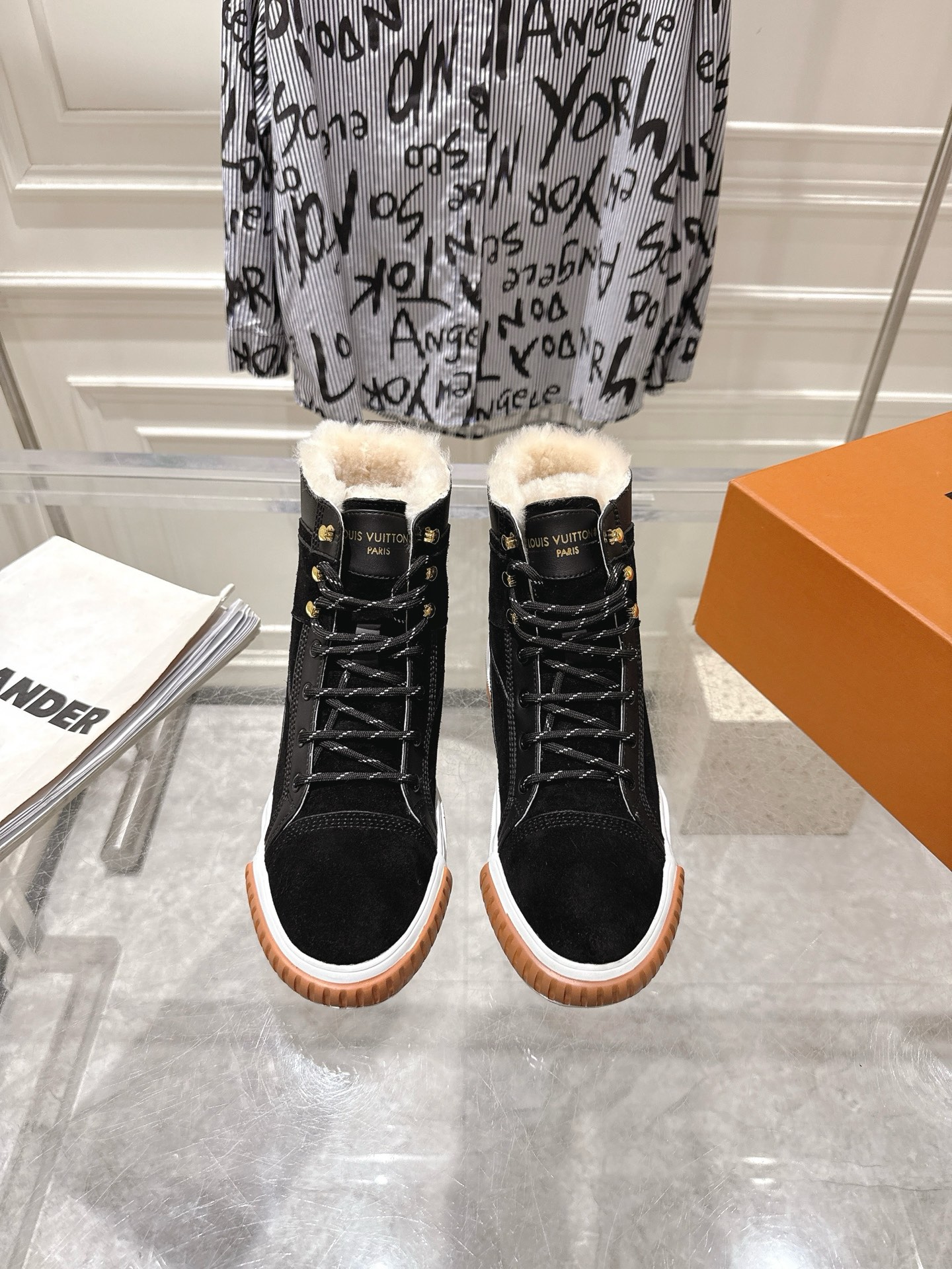 NO:459186,LVSquad purchase-grade classic couple lace-up high-top shoes ━━━━━ t ━━━━━━━ Squad high-top sneakers fusion, ox fleece and wool lining, thickened tread rubber outsole to form a sharp contrast. The configuration is solid but light, and the side LV Circle and Vuitton logo indicate the brand identity. Size 35~43, 44.45 customized, casual shoes/sports shoes, louis vuitton, sneakers19860909LVSquad 代购级经典情侣款系带高帮板鞋 ━━━━━ t ━━━━━ Squad 高帮运动鞋融合 牛反绒和羊毛里,加厚胎面橡胶外底形成鲜明对比.构型敦实却不失轻盈,侧面LV Circle 和 Vuitton 标识点明品牌身份.  码数35~43,44.45订做,休闲鞋/运动鞋,louis vuitton,sneakers,Women's Shoes