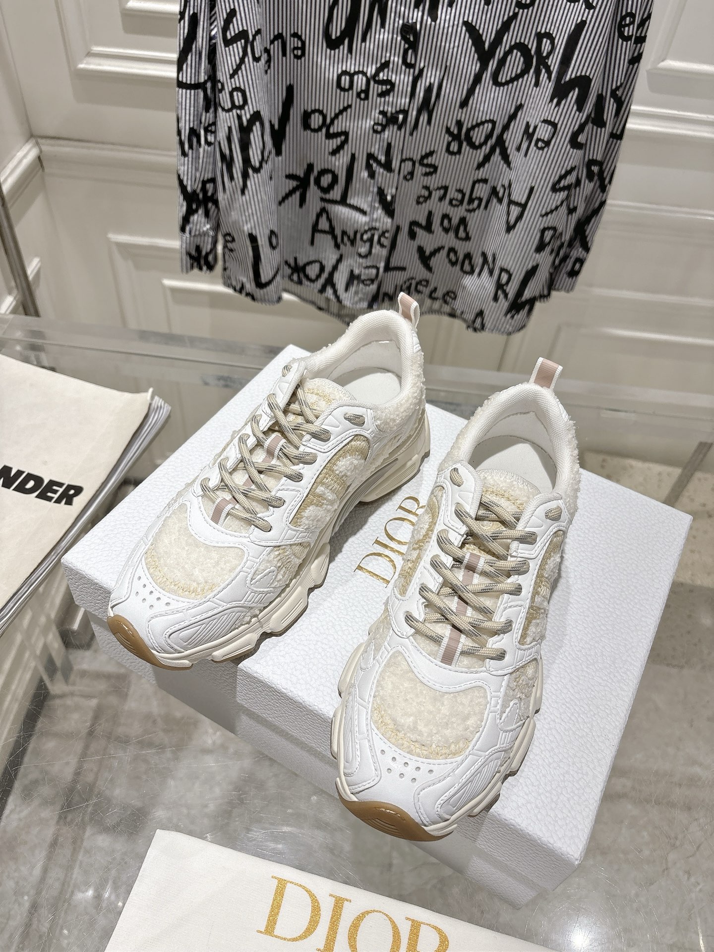 NO:462819,Top quality, classic running and casual sports shoes, original board mold creation, welcome to identify and compare details in all aspects, original custom materials for upper, comfortable and breathable mesh, original EVA sole is super light and soft!  Size: 35-41 [40.41 Custom made], dad shoes, sneakers19860909顶级品质 经典跑量休闲运动鞋 原板开模打造 各方面细节欢迎鉴定对比 鞋面原版定制材料 内里舒适透气网布 原版EVA鞋底超轻超软！ 尺码:35-41 [40.41订做],老爹鞋,sneakers,Women's Shoes