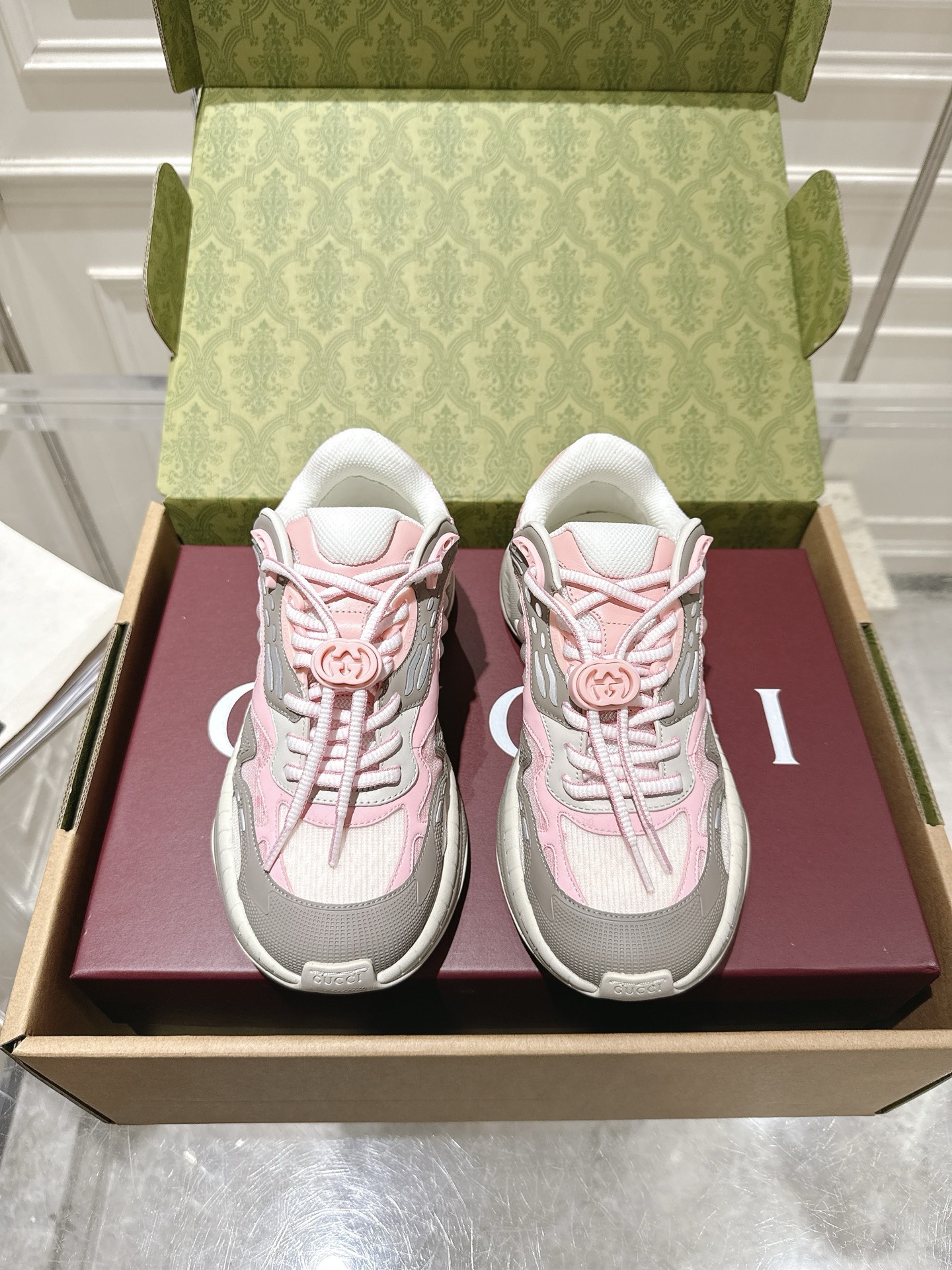 NO:478806,Upgraded version with airplane box Gucci 25ss hot new couple style retro sneakers dad shoes This Gucci 2.0 rejuvenates the brand's iconic striped webbing elements. This rejuvenates the iconic details, using EVA thick sole, paired with a flexible silhouette, bringing a steady and comfortable wearing experience. Delivery exquisite packaging. The fabric is made of original imported cowhide/technical fabric. Inner footbed breathable mesh. Heel height 4cm. Sole original customized ultra-light foam rubber outsole. Size35-45 (female size 40, male size 45 customized for non-refunding), casual shoes/sports shoes, gucci, gucci, sneakers, cowhide19860909升级版 带飞机盒 Gucci 古驰 25ss爆款新款 情侣款 复古  运动鞋 老爹鞋 这款Gucci 2.0焕新演绎品牌标志性条纹织带元素.这款焕新诠释标志性细节,采用EVA厚鞋底,搭配灵动廓形,带来稳步舒适穿着体验 配送精美包装 面料采用原版进口牛皮/科技面料 内里垫脚透气网 跟高4cm 鞋底原版定制超轻发泡橡胶大底 Size35-45（女码40,男码45定做不退换),休闲鞋/运动鞋,gucci,gucci,sneakers,cowhide,Women's Shoes