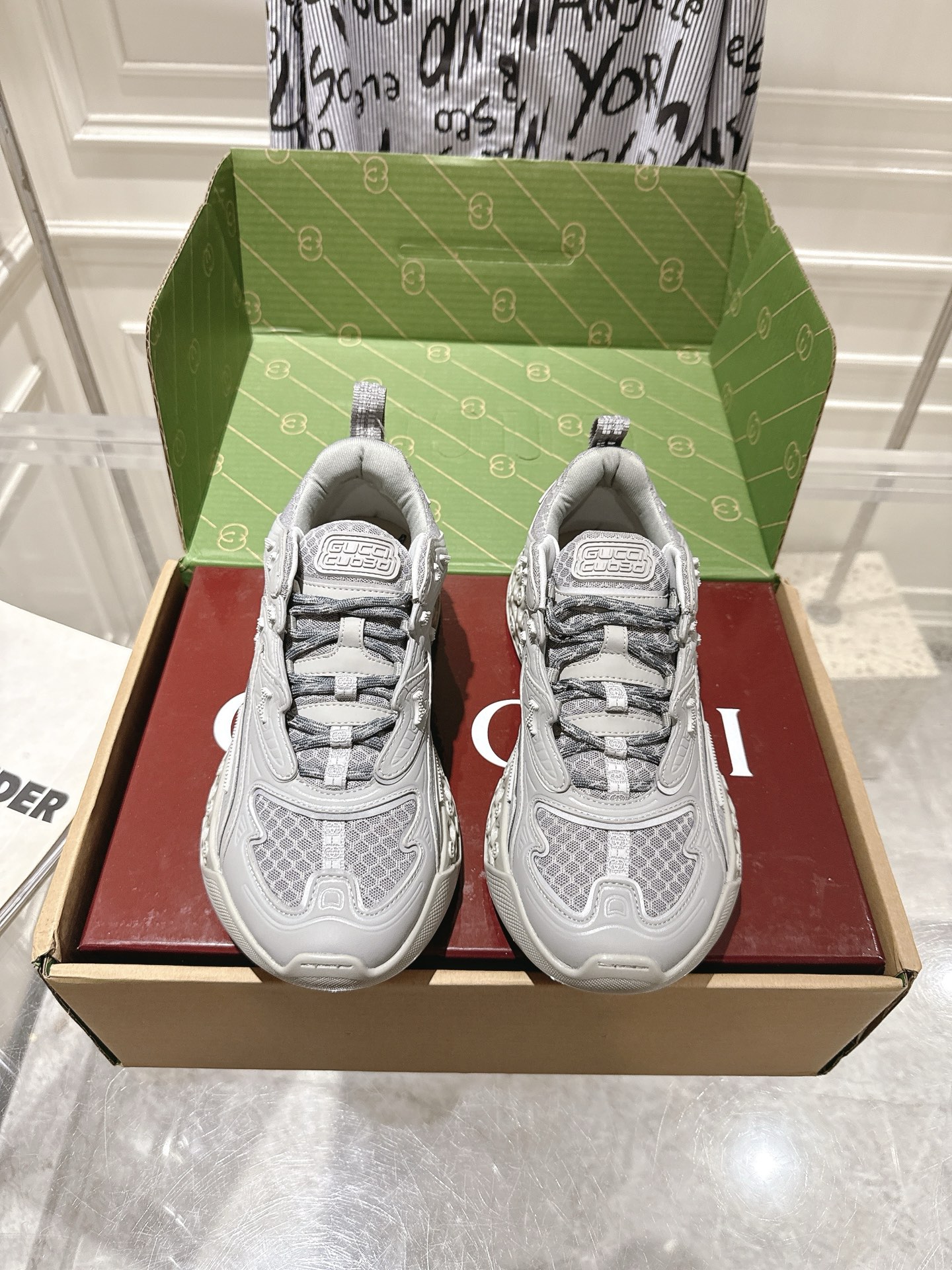 NO:478811,Top version (official website synchronous box packaging) Gucci latest cub3d series thick sole casual sports shoes dad shoes This Gucci cub3d series sneakers cleverly combine innovative materials and exquisite configurations. The upper uses sustainable material Demetra and mesh fabric, and the details are presented through high-frequency craftsmanship. Fabric: Original custom imported cowhide + mesh. Custom imported breathable mesh. Sole original open mold-proof rubber material. Sole thickness 4.5CM: Women's model 35-40 (40 custom-made non-return and exchange) Men's model 39-45 (45 custom-made non-return and exchange), casual shoes/sports shoes, gucci, sneakers, cowhide19860909顶级版（官网同步盒包装） Gucci 最新cub3d系列 厚底 休闲 运动鞋 老爹鞋 这款Gucci cub3d系列运动鞋巧妙结合了创新材质与精致构型.鞋面采用可持续材料Demetra与网眼面料,细节之处经由高频工艺匠心呈现. 面料:原版定制进口牛皮+网面 内里定制进口透气网里 鞋底原版开模防滑橡胶材质 底厚4.5CM Size : 女款35-40（40订做不退换） 男款39-45（45订做不退换）,休闲鞋/运动鞋,gucci,sneakers,cowhide,Women's Shoes