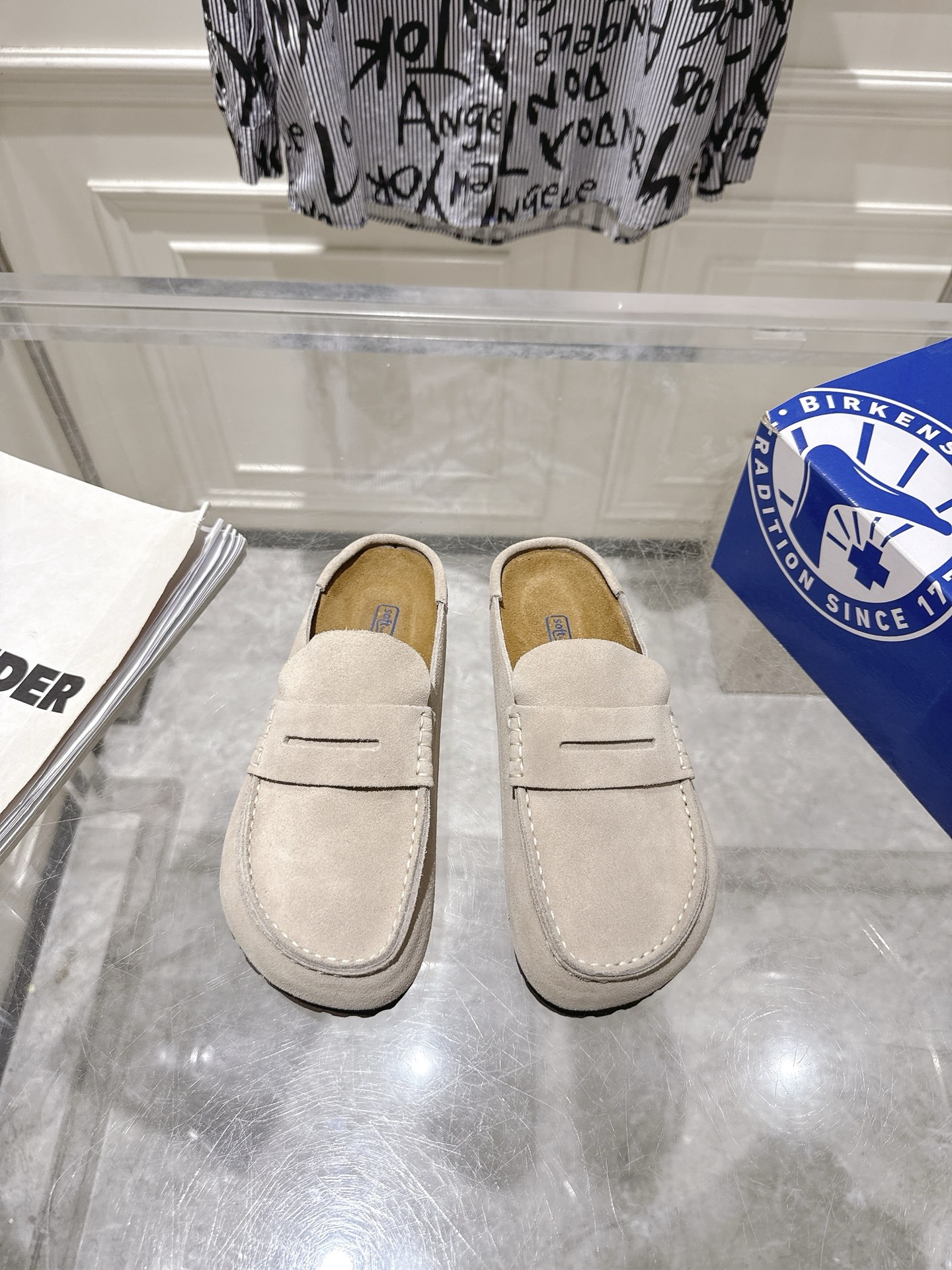 NO:478830,｜ Thick-soled mules, fairy Birkenstocks, mules half-slippers!  It's simple without too much decoration, but it has a bit of retro flavor, cute and casual, and it looks good with both combinations!  Always minimalist style without any logo embellishment. The whole pair of shoes looks simple but it is difficult to craft. It is comfortable and soft to wear. You can't worry about the feeling of the feet. It is necessary to wear it without wearing it. The style you don't want to take it off when wearing it. Close your eyes and enter it with high requirements for the feel of the feet. Simple and versatile style~: -, semi-drag, slippers19860909｜ 厚底穆勒鞋 神仙勃肯鞋 穆勒半拖鞋！ 没有过多的装饰很简单,但带有点复古味杲萌可爱随意 搭配都好看！一贯极简风格 没有任何 logo点缀 整双鞋子看似简单其实工艺很难 上脚穿舒适柔软亲肤 脚感方面完全不可担心 好穿是必须的 穿若无穿的上脚体验 穿上就不想脱的款 对脚感要求高的闭眼入它 简约百搭款～ : -,半拖,slippers,Women's Shoes