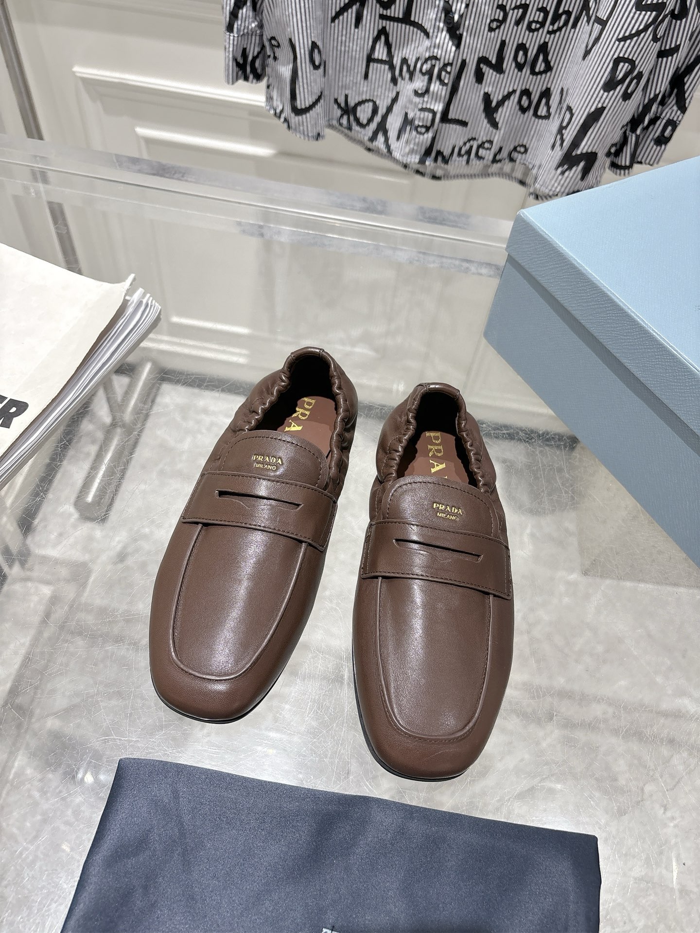 Prada Dames Loafers - Tijdloze Elegantie en Comfort voor Elke Gelegenheid
