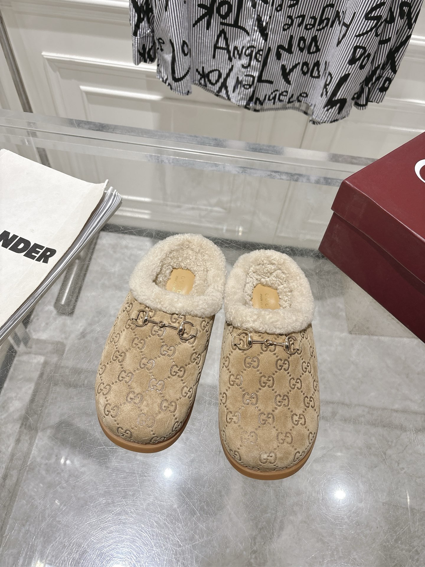 NO:479526,Gucci Women's Horse Bed Mules, Wool Half Slippers, the new series focuses on basic silhouette and classic details. This women's slippers are made of GG suede material with unique recognition, and the classic horse bite elements add brand identity. Upper top layer cowhide/beef velvet lamb wool original custom sole Size: 36-41, semi-torque, gucci, slippers, cowhide19860909Gucci 女士马衔扣穆勒鞋 羊毛半拖鞋 全新系列聚焦基础廓形与经典细节.这款女士便鞋选用品牌独具辨识度的GG绒面材质匠心制作,经典马衔扣元素更添品牌标识内涵. 鞋面头层牛皮/牛反绒 羊羔毛里 原版定制大底 码数:36-41,半拖,gucci,slippers,cowhide,Women's Shoes