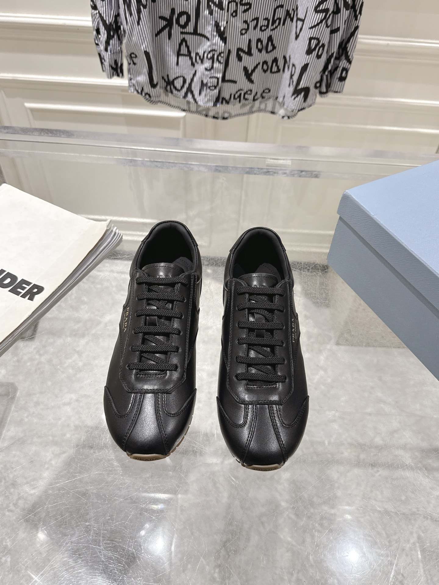 NO:616358,Prada Prada 25ss new autumn and summer moral training shoes casual shoes. Seikoly manufactured, even stitching, leather texture at a glance, multi-color splicing, fashionable and elegant, soft, comfortable and breathable, decorated with PRADA letter logo on the outside. The upper is made of original imported cowhide/mercerized cow suede. The inner lining is sheepskin. The sole is original customized rubber outsole.  Size35-45,casual shoes/sports shoes,prada,prada,sneakers,cowhide,sheepskin19860909Prada 普拉达 25ss秋夏新款 德训鞋 休闲鞋 精工制造,缝线均匀,皮质质感一览无余,多色拼接,时尚大方,柔软舒适透气,外侧饰有PRADA字母徽标 鞋面采用原版进口牛皮/丝光牛反绒 内里垫脚羊皮 鞋底原版定制橡胶大底 Size35-45,休闲鞋/运动鞋,prada,prada,sneakers,cowhide,sheepskin,Women's Shoes