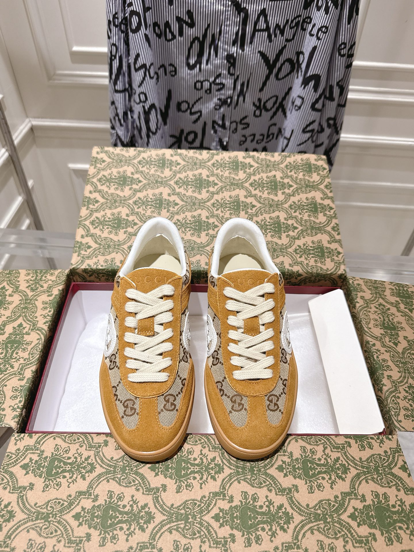 NO:680092,Out, men's new upgraded version of Gucci 2025 new white shoes, casual shoes, moral training shoes, popular recommendations, original TPU soles, original fabrics, original sheepskin lining, sheepskin feet, original lasting technology, one-to-one bone-breaking reproduction!  The pursuit of ultimate comfort!  [Love] Fabric imported cow suede + mesh [Love] Packaging counter consistent red shoe box airline box [Love] Size 35-41, 39-45, casual shoes/sports shoes, gucci, sneakers, sheepskin19860909出,男全新升级版Gucci 2025新款小白鞋 休闲鞋 德训鞋 爆款推荐,原版TPU鞋底、原版面料、原版羊皮内里羊皮垫脚原版套楦工艺一比一折骨复刻！舒适追求极致！ [爱心]面料进口牛反绒+网布 [爱心]包装专柜一致红色鞋盒航空飞机盒 [爱心]码数35-41,39-45,休闲鞋/运动鞋,gucci,sneakers,sheepskin,Women's Shoes