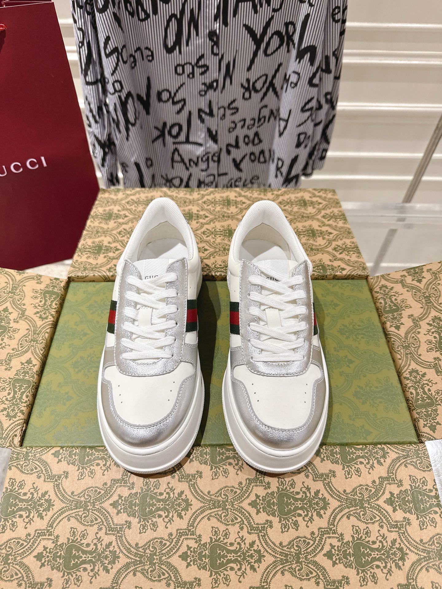 NO:564477,Women's model GUCC·Gucci 2025ss new series of sports shoes, thick-soled white shoes, casual sneakers, GG couple's white shoes, synchronized with the counter, catwalk style stars, Internet celebrities, live broadcasts, etc. will definitely attract attention. The style design is light, luxurious and retro, and the thick soles are increased, similar to the upgraded version of classic white shoes.  The top version of the upper is made of original custom-made calfskin fabric, with GUCC classic floral fabric webbing, perforation, and embossing technology. The inner lining is cowhide and the foot pads are cowhide. The foot feels comfortable and soft!  Original replica 11 open mold IP light material sole, 4cm thicker sole!  Size women's 35-40 packaging counter aviation packaging, casual shoes/sports shoes, gucci, gucci, sneakers, cowhide19860909女款 GUCC·古驰 2025ss新款 系列运动鞋厚底小白鞋休闲板鞋 GG情侣款小白鞋专柜同步款,走秀款明星、网红、直播等必定种草打call 款式设计轻奢复古,厚底增高,相似于经典小白鞋的升级版 最顶级版本鞋面原版定制小牛皮面料,搭配GUCC经典老花布织带、穿孔、压纹工艺,内里牛皮,垫脚牛皮,脚感舒适柔软！原版复刻11开模IP轻料底,4cm增高厚底！ 码数女35-40 包装专柜航空包装,休闲鞋/运动鞋,gucci,gucci,sneakers,cowhide,Women's Shoes