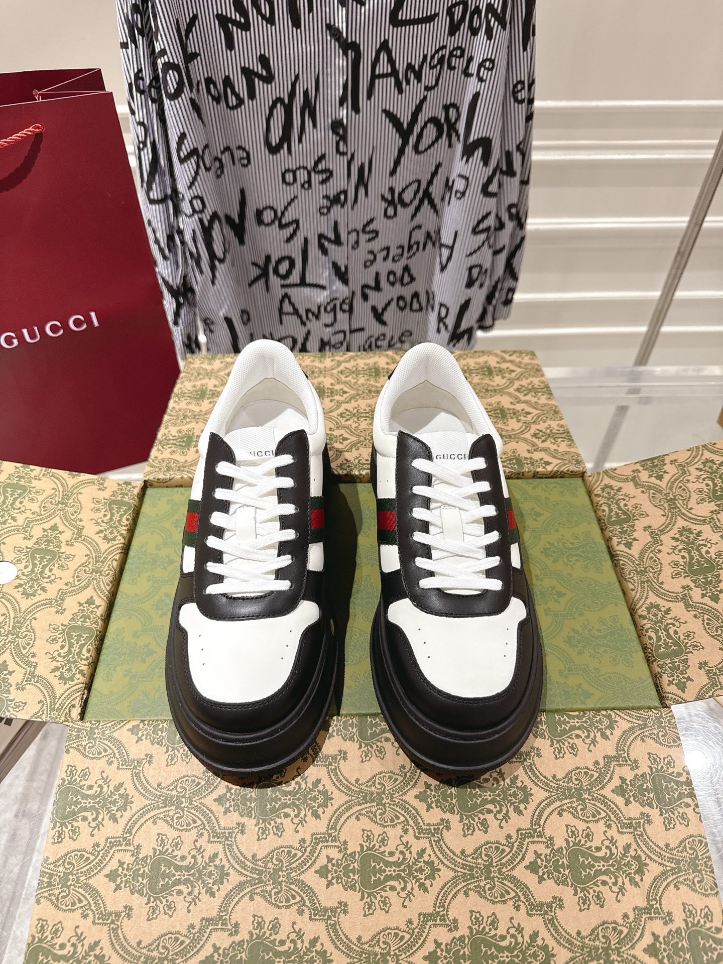 NO:564485,Men's GUCC·Gucci 2025ss new series sports shoes, thick-soled white shoes, casual sneakers, GG couple's white shoes, synchronized with the counter, catwalk style stars, Internet celebrities, live broadcasts, etc. will definitely attract attention. The style design is light and luxurious, retro, thick soles are increased, similar to the upgraded version of classic white shoes  The top version of the upper is made of original custom-made calfskin fabric, with GUCC classic floral fabric webbing, perforation, and embossing technology. The inner lining is cowhide and the foot pads are cowhide. The foot feels comfortable and soft! 原版复刻11开模IP轻料底,4cm增高厚底！  码数男39-45 包装专柜航空包装,休闲鞋/运动鞋,gucci,gucci,sneakers,cowhide19860909男款 GUCC·古驰 2025ss新款 系列运动鞋厚底小白鞋休闲板鞋 GG情侣款小白鞋专柜同步款,走秀款明星、网红、直播等必定种草打call 款式设计轻奢复古,厚底增高,相似于经典小白鞋的升级版 最顶级版本鞋面原版定制小牛皮面料,搭配GUCC经典老花布织带、穿孔、压纹工艺,内里牛皮,垫脚牛皮,脚感舒适柔软！原版复刻11开模IP轻料底,4cm增高厚底！ 码数男39-45 包装专柜航空包装,休闲鞋/运动鞋,gucci,gucci,sneakers,cowhide,Women's Shoes