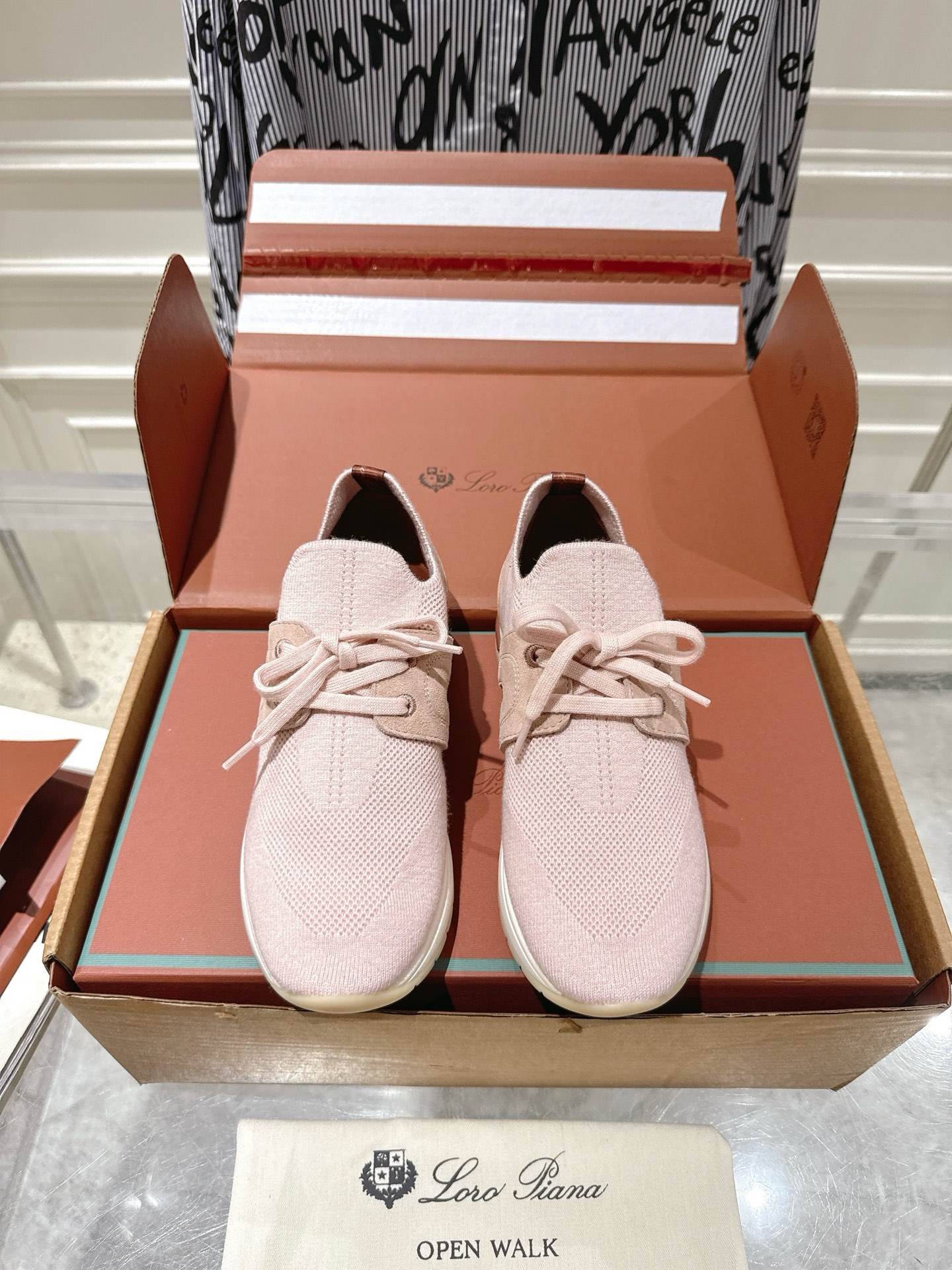 NO:616339,Loro piana 360 Flexy Walk Women's Sneakers This sneaker with an upper made of Wish wool and polyester blended fabric is made with a very sophisticated and unique process. It is lightweight and comfortable, perfect for relaxing in leisure time or for a casual urban style. The upper is machine-woven like a knitwear and is decorated with water-repellent suede on the sides. The heel has a Kummel pull tab and Loro Piana logo. The lightweight white rubber sole is decorated with Kummel inserts and  Loro Piana acronym pattern Fabric Cashmere blended fiber Ingredients Cashmere cowhide Original cotton Midsole Original cowhide Outsole Original cowhide Outsole Exclusive original outsole Size 35-39 (40 customized non-returnable), casual shoes/sports shoes, loro piana,sneakers,cowhide19860909Loro piana 360 Flexy Walk女士运动鞋 这款鞋面以 Wish 羊毛与聚酯纤维混纺面料制成的运动鞋采用非常复杂的独特工艺制成.轻盈舒适,非常适合闲暇放松时穿着,或打造休闲都市风.鞋面如针织衫一样以机器织就,鞋的两侧饰有防泼水绒面革鞋跟带有 Kummel 色拉环并带有 Loro Piana 标识轻盈的白色橡胶鞋底饰以 Kummel 色嵌片和 Loro Piana 首字母缩写图案 面料羊绒混纺纤维 配料羊绒牛皮原厂棉布 中底原版牛皮 大底原版牛皮 大底独家原版大底 码数35-39（40定制不退换）,休闲鞋/运动鞋,loro piana,sneakers,cowhide,Women's Shoes