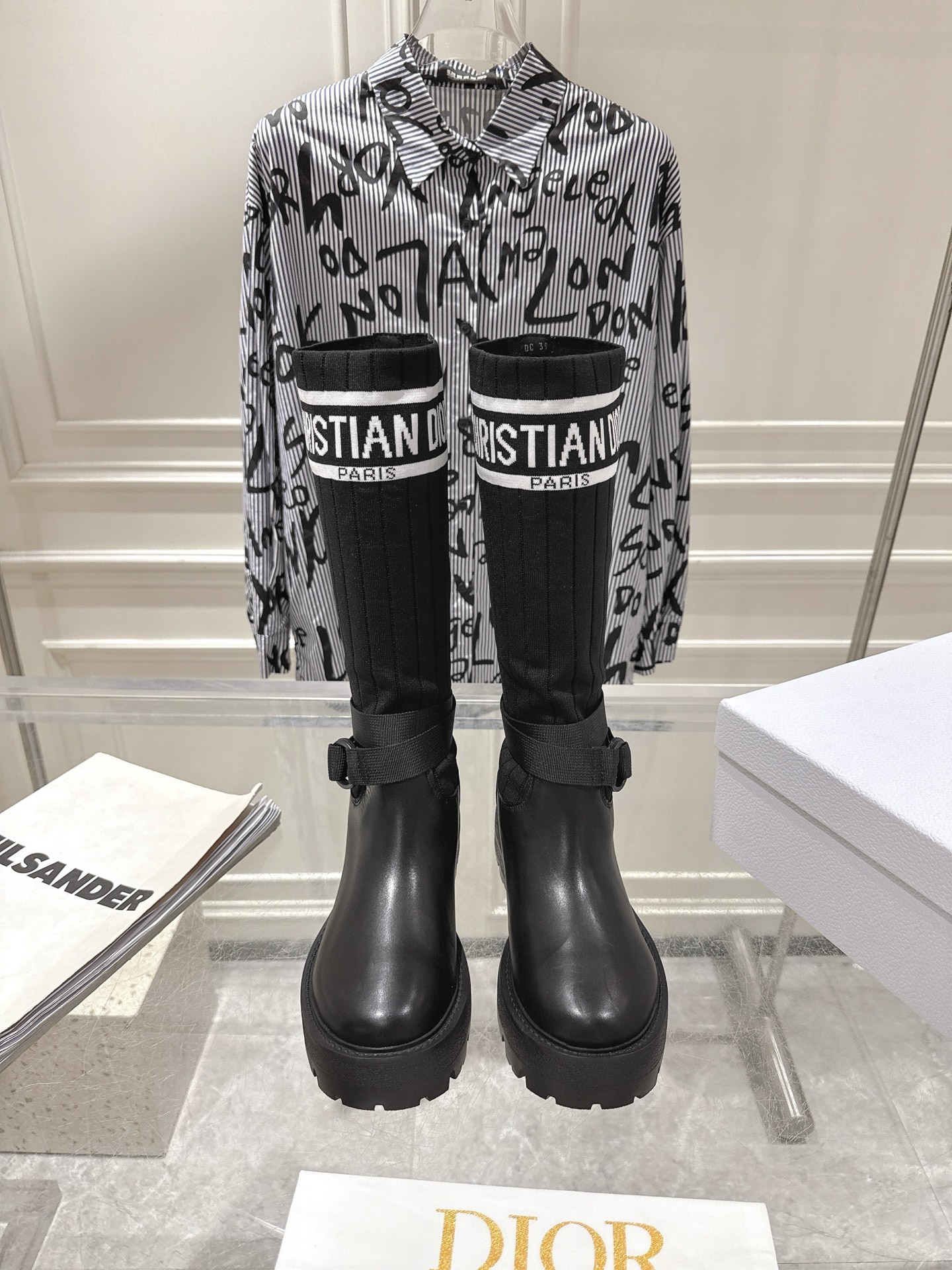 NO:564462,: Dior Dior autumn and winter classic knight boots, many celebrities and Internet celebrities have planted grass. They are fashionable and trendy at the same time. They are cool and handsome boots. Not only are they beautiful and brand-recognizable, but the three-dimensional sense of the embroidery is also superb!  Imported fly woven fabric + imported first-layer cowhide + silk sheepskin lining, rubber non-slip wear-resistant sole, original full set of packaging, code size 35-40, boots, dior, dior, boots, cowhide, sheepskin19860909:Dior迪奥秋冬经典骑士靴,超多明星网红种草 时尚与潮流同时拥有,可酷可帅的一款靴子,不仅颜值爆棚有品牌辨识度,刺绣的立体感也是超A哒！进口飞织面料+进口头层牛皮+丝绸羊皮里,橡胶防滑耐磨底 原版全套包装 码数35-40,靴子,dior,dior,boots,cowhide,sheepskin,Women's Shoes