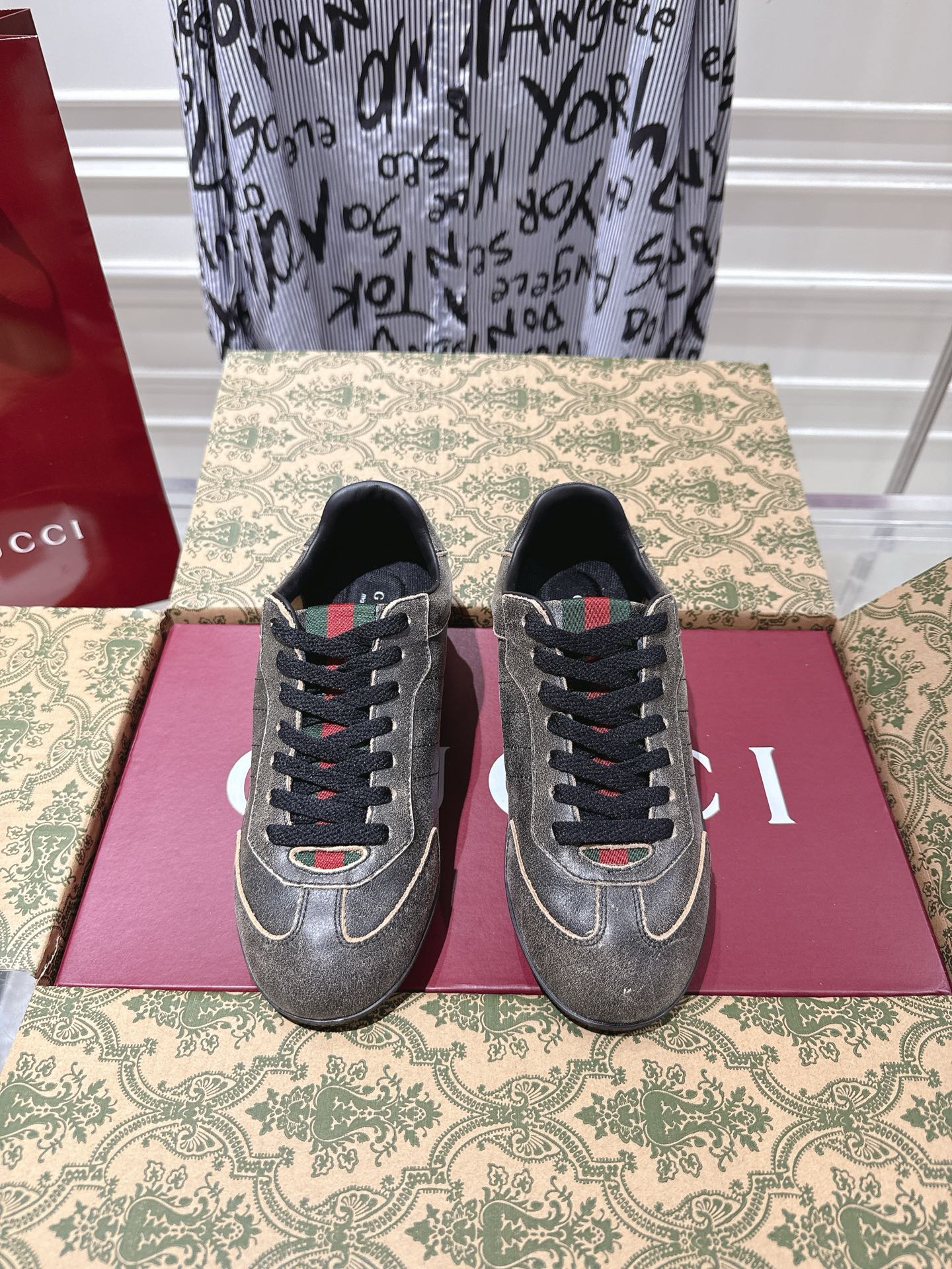 NO:816513,Gucci Gucci Shift Series Couple Style Retro Moral Shoes Casual Sports Shoes Original Purchased Development Made Goods Gucci Shift Series newly launched, light design reinterprets sports style. The neat silhouette adds a sense of freedom, showing exquisite texture when moving. The webbing details are like an endless ribbon running through the entire design, and the side stitching details add the finishing touch. Exquisite packaging at the delivery counter. Fabric: Original custom imported first-layer cowhide. Inner:  Original custom-made soft sheepskin lining Outsole: original molded non-slip TPU material Sole thickness: 2CM Size: 35-45, casual shoes/sports shoes, gucci, gucci, sneakers, cowhide, sheepskin19860909Gucci古驰Shift系列 情侣款 复古 德训鞋 休闲 运动鞋 原版购入开发 做货 Gucci Shift系列全新上市,轻盈设计焕新诠释运动风尚.利落廓形更添自在本色,行动间彰显精致质感.织带细节宛如一道延绵不绝的饰带贯穿于整个设计,侧边缝线细节增添点睛之笔 配送专柜精美包装 面料: 原版定制进口头层牛皮 内里: 原版定制柔软羊皮里 大底: 原版开模防滑TPU材质 底厚: 2CM Size: 35-45,休闲鞋/运动鞋,gucci,gucci,sneakers,cowhide,sheepskin,Women's Shoes