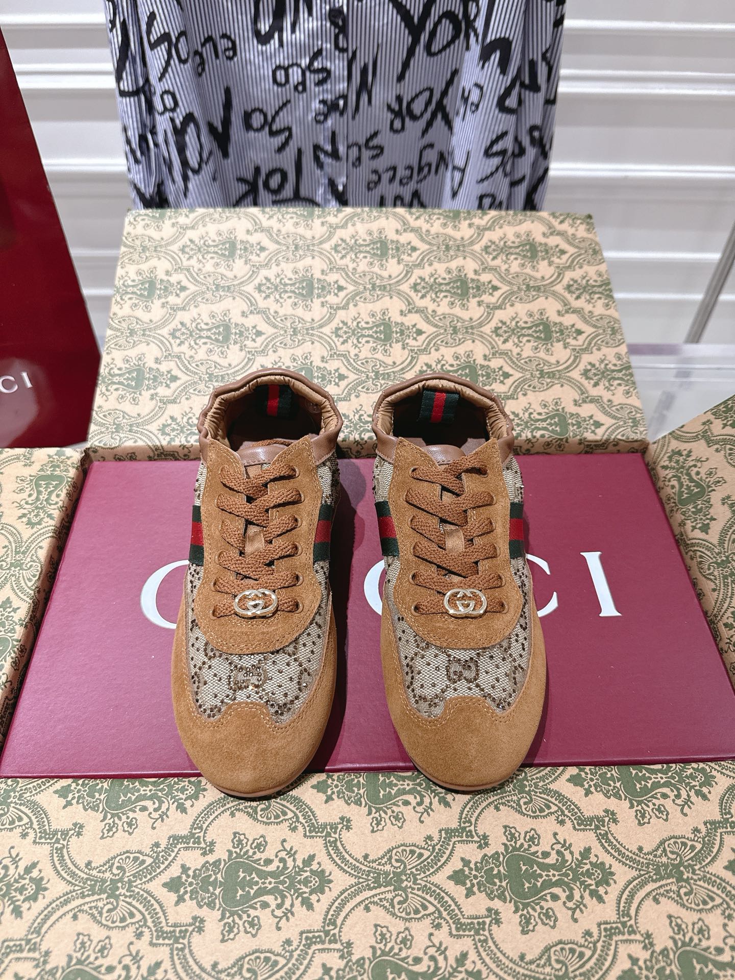 NO:616329,Women's Gucci Gucci Shift Series Retro Moral Shoes Casual Sports Shoes Original purchase, development, production Gucci Shift series is newly launched, the light design reinterprets sports style. The neat silhouette adds a sense of freedom, showing exquisite texture when moving. The webbing details are like an endless ribbon running through the entire design, and the side stitching details add the finishing touch. Exquisite packaging at the delivery counter. Fabric: Original custom imported cow suede. Inner:  Original custom-made soft sheepskin lining Outsole: original molded non-slip TPU material Sole thickness: 2CM Size: 35-40, casual shoes/sports shoes, gucci, gucci, sneakers, sheepskin19860909女款 Gucci古驰Shift系列 复古 德训鞋 休闲 运动鞋 原版购入开发 做货 Gucci Shift系列全新上市,轻盈设计焕新诠释运动风尚.利落廓形更添自在本色,行动间彰显精致质感.织带细节宛如一道延绵不绝的饰带贯穿于整个设计,侧边缝线细节增添点睛之笔 配送专柜精美包装 面料: 原版定制进口牛反绒 内里: 原版定制柔软羊皮里 大底: 原版开模防滑TPU材质 底厚: 2CM Size: 35-40,休闲鞋/运动鞋,gucci,gucci,sneakers,sheepskin,Women's Shoes