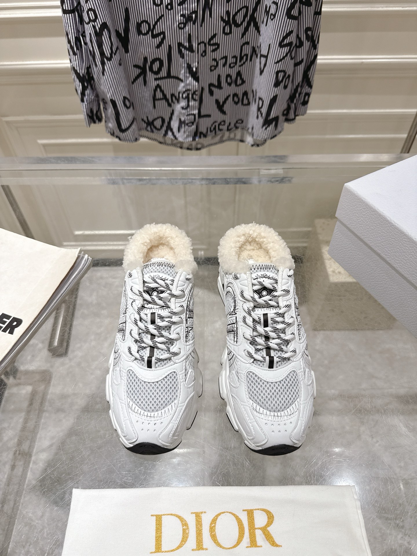 NO:616311,Maoli Dior*Dior D's 2025ss autumn and winter new furry half-mug style casual sports shoes, integrating the d's high-definition spirit to interpret classic running shoes!  The original development market's top version combines transparent film with mesh fabric and gold and silver leather to create a contrasting modern style!  Really fashionable. Original disassembly copy, ZP molded outsole, accurate and perfect!  Top quality 35-39 40.41 custom-made, casual shoes/sports shoes, dior, dior, dior, sneakers19860909毛里 Dior*迪奥D家2025ss秋冬新款加毛半拖款式休闲运动鞋,融入d家高定精神诠释经典跑鞋！原版开发市场顶级版本 透明胶片与网眼织物和金银色皮革的搭配,打造对比鲜明的现代风格！真的很时髦 原版拆卸copy,ZP开模大底,精准完美！ 顶级品质35-39 40.41订做,休闲鞋/运动鞋,dior,dior,dior,sneakers,Women's Shoes