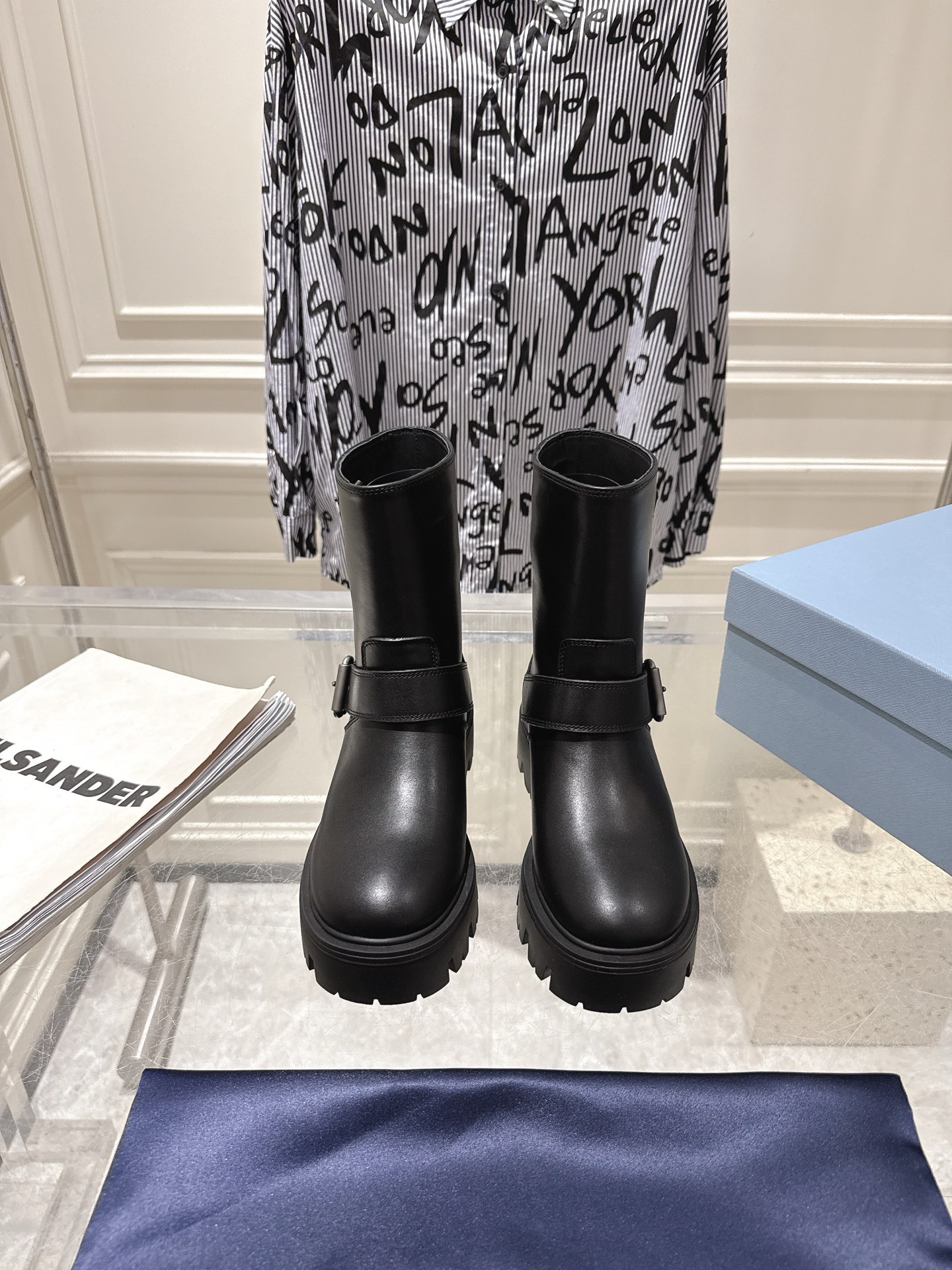 NO:616303,PRADA 2025 new autumn and winter front zipper motorcycle short boots for women. The same thick-soled round toe iconic letter logo triangle badge spliced ​​knight military boots from the star. Imported sheep leather upper, water-dyed cowhide lining, outsole, original molded TPU outsole, heel height 4.5CM, size: 35-40 (40 customized, non-returnable, non-exchangeable), boots, prada, boots, cowhide, sheep19860909PRADA 2025秋冬新款前拉链机车女短靴 明星同款厚底圆头标志性字母logo三角徽章拼接骑士军靴 鞋面进口羊猄皮 内里水染牛皮内里 大底原版开模TPU大底 跟高4.5CM 码数: 35-40(40定做不退不换）,靴子,prada,boots,cowhide,sheep,Women's Shoes