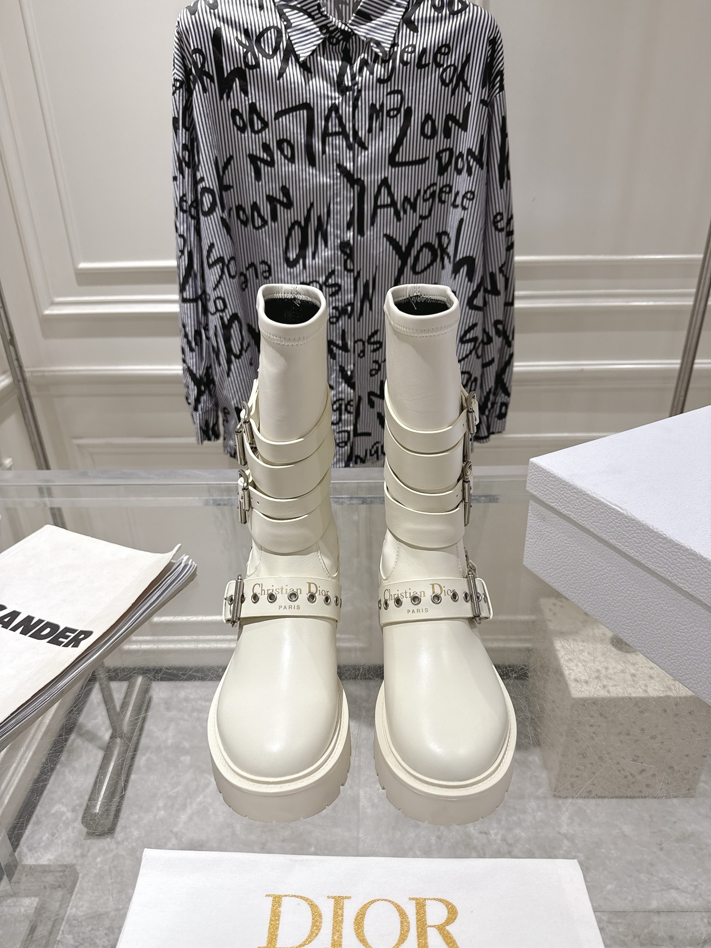 NO:616323,Dior Dior 25/ Autumn and winter new D-Fight extra-high boots, high boots, brogue boots 25 new products in the early spring ready-to-wear series, highlighting the charm of haute couture. Black rubber-effect cow leather tube design, with silver zipper decoration on the side to enhance style. Paired with thick and light notched soles, it can add luster to the casual look of this season. Upper: original imported cowhide material Inner: cowhide lining Heel height  4.5CM outsole: Original molded Tpu outsole Size #35-41 (40.41 custom-made, non-returnable), boots, dior, dior, boots, cowhide19860909Dior 迪奥 25/ 秋冬新款 D-Fight 特高款 长靴 高筒靴 布洛克长靴 25早春成衣系列新品,彰显高订魅力.黑色橡胶效果牛皮革筒形设计,侧面饰以银色拉链饰面提升格调.搭配厚实而轻盈的凹口鞋底,可为本季休闲造型增光添彩. 鞋面 : 原版进口牛皮材质 内里 : 牛皮内里 跟高 4.5CM 大底 : 原版开模 Tpu 大底 Size #35-41（40.41定做不退换）,靴子,dior,dior,boots,cowhide,Women's Shoes