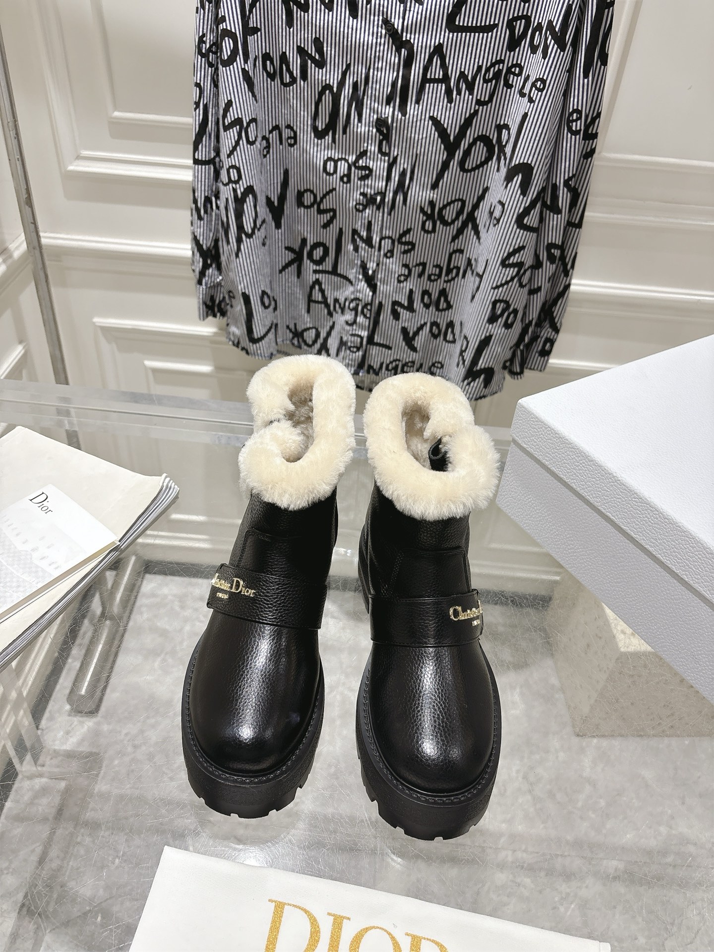 NO:616337,Out of DIOR Dior's stylish woolen ankle boots Martin boots, fashionable and warm in winter, full cowhide, thickened lamb wool, boot shape that shows long legs, whether worn with floor-length jeans for a casual and relaxed look, or with a miniskirt for a hot girl style, it can be perfectly matched. It is the 'master key' to autumn and winter wear. Sisters who are struggling with autumn and winter boots, close your eyes and rush!  Upper cowhide, lining lambswool, non-slip rubber backing!  size35-39 (40 custom made!), snow boots, dior, dior, boots, skirts, jeans, cowhide19860909出 DIOR 迪奥 一脚蹬时尚羊毛短靴马丁靴 冬季时尚保暖 全牛皮面 加厚羊羔毛 靴型超显腿长,不管是配拖地牛仔裤走随性松弛感,还是搭迷你裙玩辣妹风,都能完美适配,秋冬穿搭“万能钥匙”就是它 纠结秋冬靴子的姐妹,闭眼冲！ 鞋面牛皮 内里 羊羔毛 防滑橡胶底片！ size35-39（40订做！）,雪地靴,dior,dior,boots,skirts,jeans,cowhide,Women's Shoes