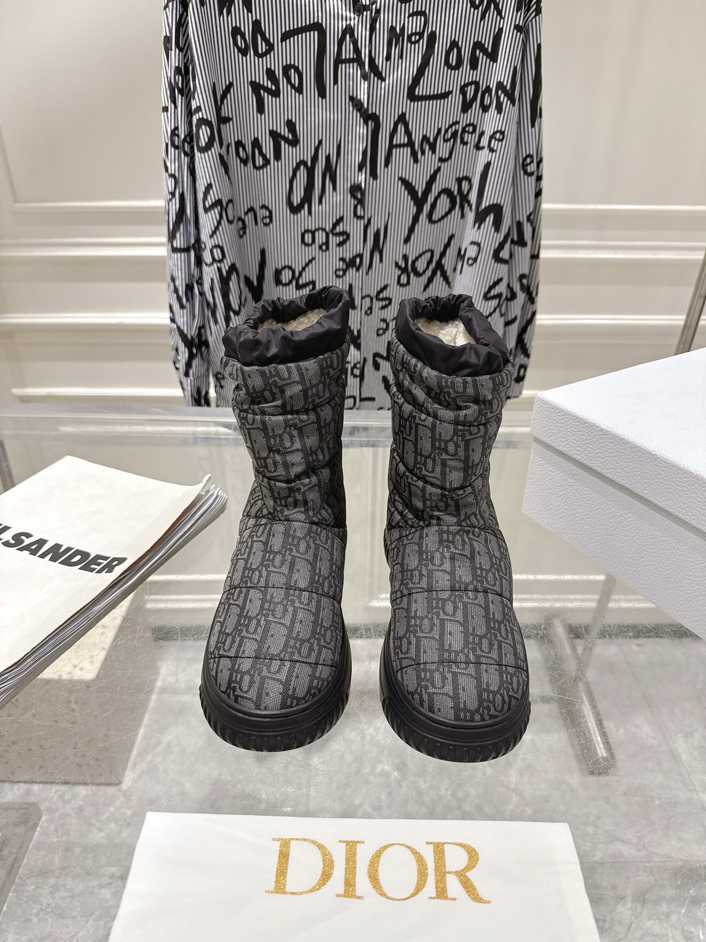 NO:616340,Out of the Dior Alpine Series for Autumn and Winter, new waterproof wool snow boots with classic presbyopic design on the uppers. They look good in any combination in autumn and winter, without any bulkiness at all. The warm and comfortable boot shaft combines fashion and comfort, bringing warmth to the bleak winter. The laceless design is easy to put on and take off, making it a fashionable item for travel in autumn and winter. The fabric is original waterproof cloth, and the lining is made of wool. The outsole is non-slip and foamed.  Size 35～39 (40 customized), snow boots, dior, boots19860909出 Dior 阿尔卑斯系列 秋冬 新款防水羊毛雪地靴 靴面经典老花设计 秋冬怎么搭配都好看,完全没有笨重感；温暖舒适的靴筒,兼具了时尚与舒适贴合感,为萧瑟寒冬送上融融暖意,无鞋带的设计方便穿脱,秋冬出行时尚单品. 面料原版防水布 内里垫脚羊毛 大底防滑发泡底 码数35～39（40订做）,雪地靴,dior,boots,Women's Shoes