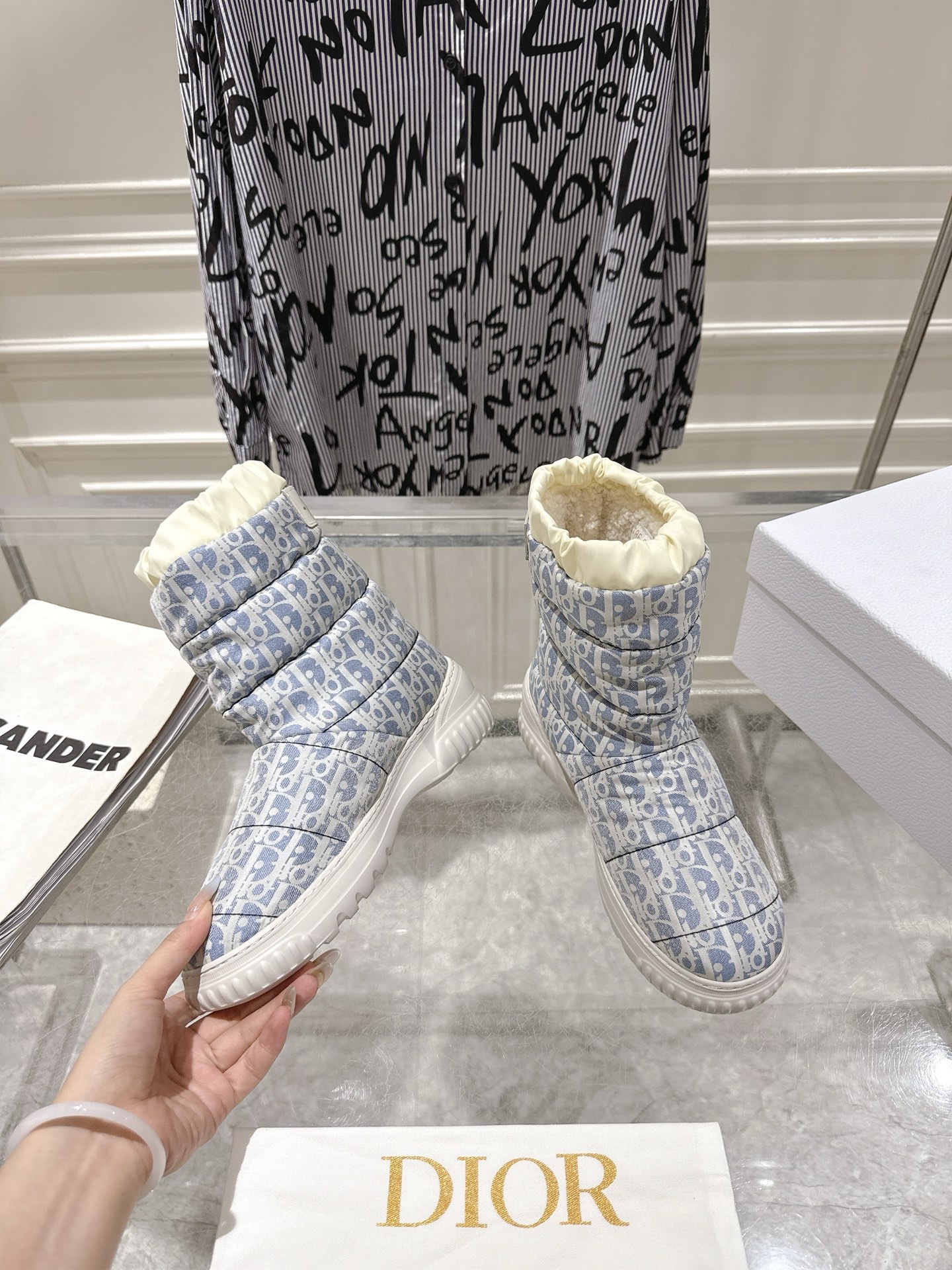 NO:616343,Out of the Dior Alps Series for Autumn and Winter. New waterproof wool snow boots. Classic presbyopic design on the uppers. They look good in any combination in autumn and winter. They are not bulky at all. The warm and comfortable boot shaft combines fashion and comfort, bringing warmth to the bleak winter. The lace-less design is easy to put on and take off. It is a fashionable item for travel in autumn and winter. The fabric is original waterproof cloth. The lining is made of wool and the outsole is anti-slip foam sole.  Size 35～39 (40 customized), snow boots, dior, boots19860909出 Dior阿尔卑斯系列 秋冬 新款防水羊毛雪地靴 靴面经典老花设计 秋冬怎么搭配都好看,完全没有笨重感；温暖舒适的靴筒,兼具了时尚与舒适贴合感,为萧瑟寒冬送上融融暖意,无鞋带的设计方便穿脱,秋冬出行时尚单品. 面料原版防水布 内里垫脚羊毛 大底防滑发泡底 码数35～39（40订做）,雪地靴,dior,boots,Women's Shoes