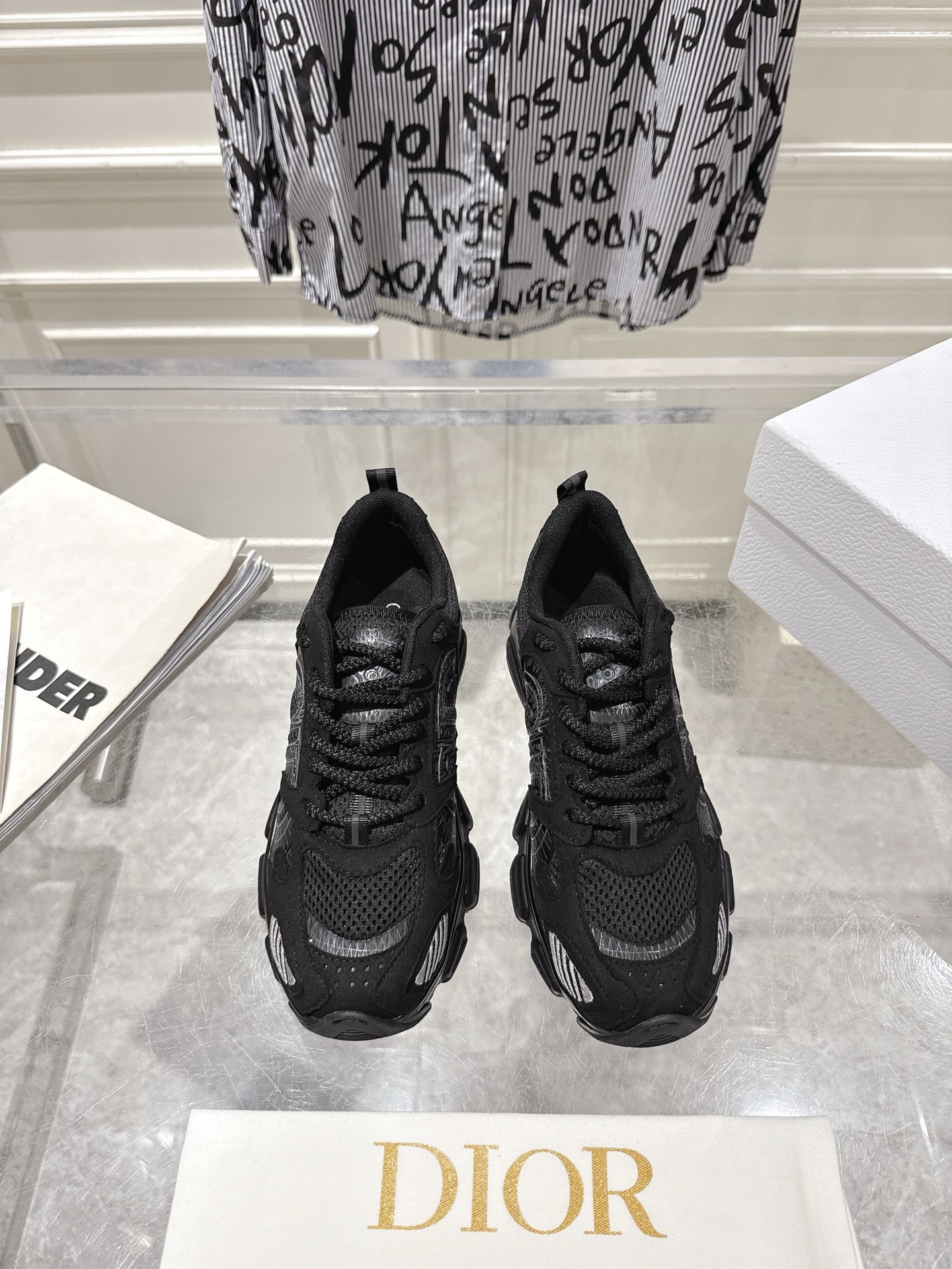 NO:616314,Out of Dior·New Chrono series thick-soled mesh color-blocked running shoes and casual sneakers for dads. The top version is purchased from the original, developed and manufactured. This Dior Chrono sneaker is made of white and black mesh fabric with leather-effect panels. The CD logo on both sides, the star patch on the tongue and the Dior logo on the heel, many details highlight the style. Two-color laces, lightweight soles with star decoration, can create a casual look all year round, complementing various casual or elegant items.  Fabric: original imported first-layer cowhide + mesh lining: original custom-made breathable mesh lining: original open-molded non-slip rubber outsole sole thickness: about 4.5cm, size: 35-41, casual shoes/sports shoes, dior, sneakers, cowhide19860909出 Dior·新款 Chrono系列厚底网面拼色跑鞋老爹鞋休闲运动鞋 顶级版本原版购入开发做货 这款Dior Chrono运动鞋采用白色和黑色网眼织物搭配皮革效果镶片,两侧的CD标志、鞋舌上的星星补丁和鞋跟的 Dior 标志,诸多细节彰显格调.双色鞋带,轻盈鞋底搭配星星装饰,可全年打造休闲造型,与各式休闲或优雅单品相得益彰. 面料原版进口头层牛皮+网面 内里原版定制透气网里 鞋底原版开模防滑橡胶大底 底厚约4.5cm 码数35-41,休闲鞋/运动鞋,dior,sneakers,cowhide,Women's Shoes