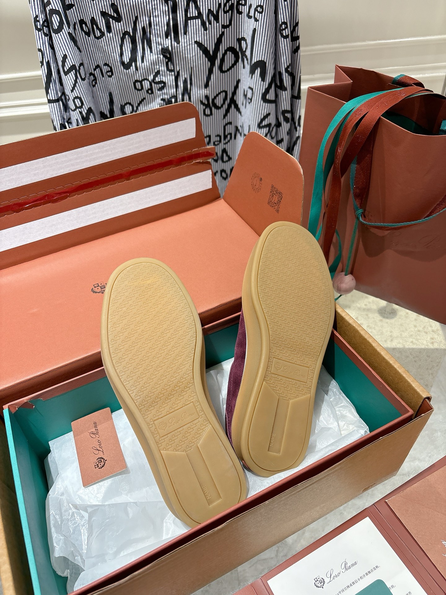 
Loropiana Tennis Walk 德训运动鞋
这款Tennis Walk运动鞋采用粒面牛皮革制成，设计精致、灵活百搭，适合全年穿着。这款鞋履采用超低帮设计，搭配焦糖色杯型鞋底和米白色橡胶包边，呈现独特的双层鞋底视觉效果。Kummel色调鞋跟嵌饰也十分引人注目。鞋跟处饰有Kummel色嵌饰，鞋舌压印LP徽标，棉质系带开合，原版橡胶鞋底
材料：牛皮/牛反绒
码数：35-44（女41男38.45定制不退换）