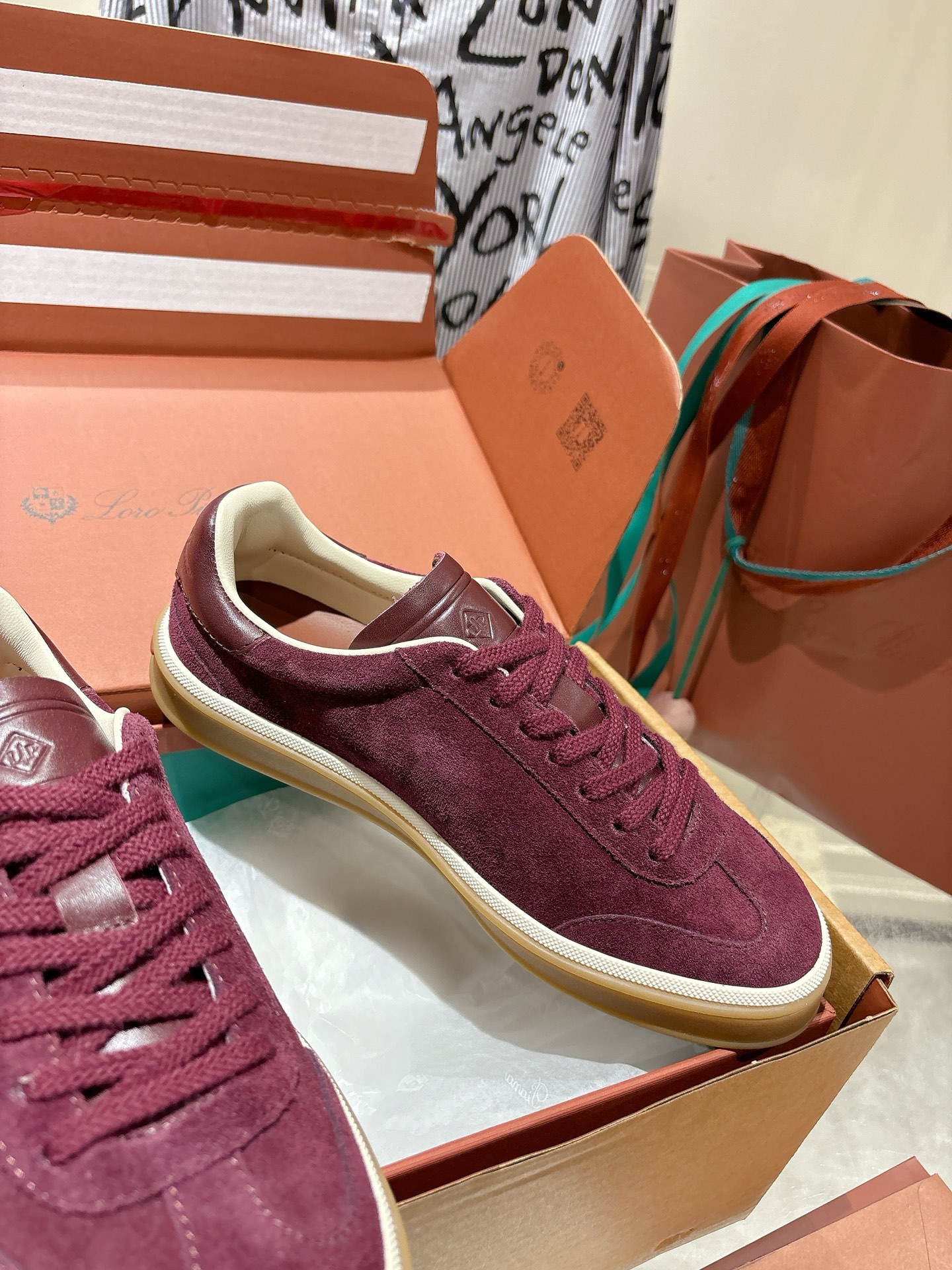 
Loropiana Tennis Walk 德训运动鞋
这款Tennis Walk运动鞋采用粒面牛皮革制成，设计精致、灵活百搭，适合全年穿着。这款鞋履采用超低帮设计，搭配焦糖色杯型鞋底和米白色橡胶包边，呈现独特的双层鞋底视觉效果。Kummel色调鞋跟嵌饰也十分引人注目。鞋跟处饰有Kummel色嵌饰，鞋舌压印LP徽标，棉质系带开合，原版橡胶鞋底
材料：牛皮/牛反绒
码数：35-44（女41男38.45定制不退换）