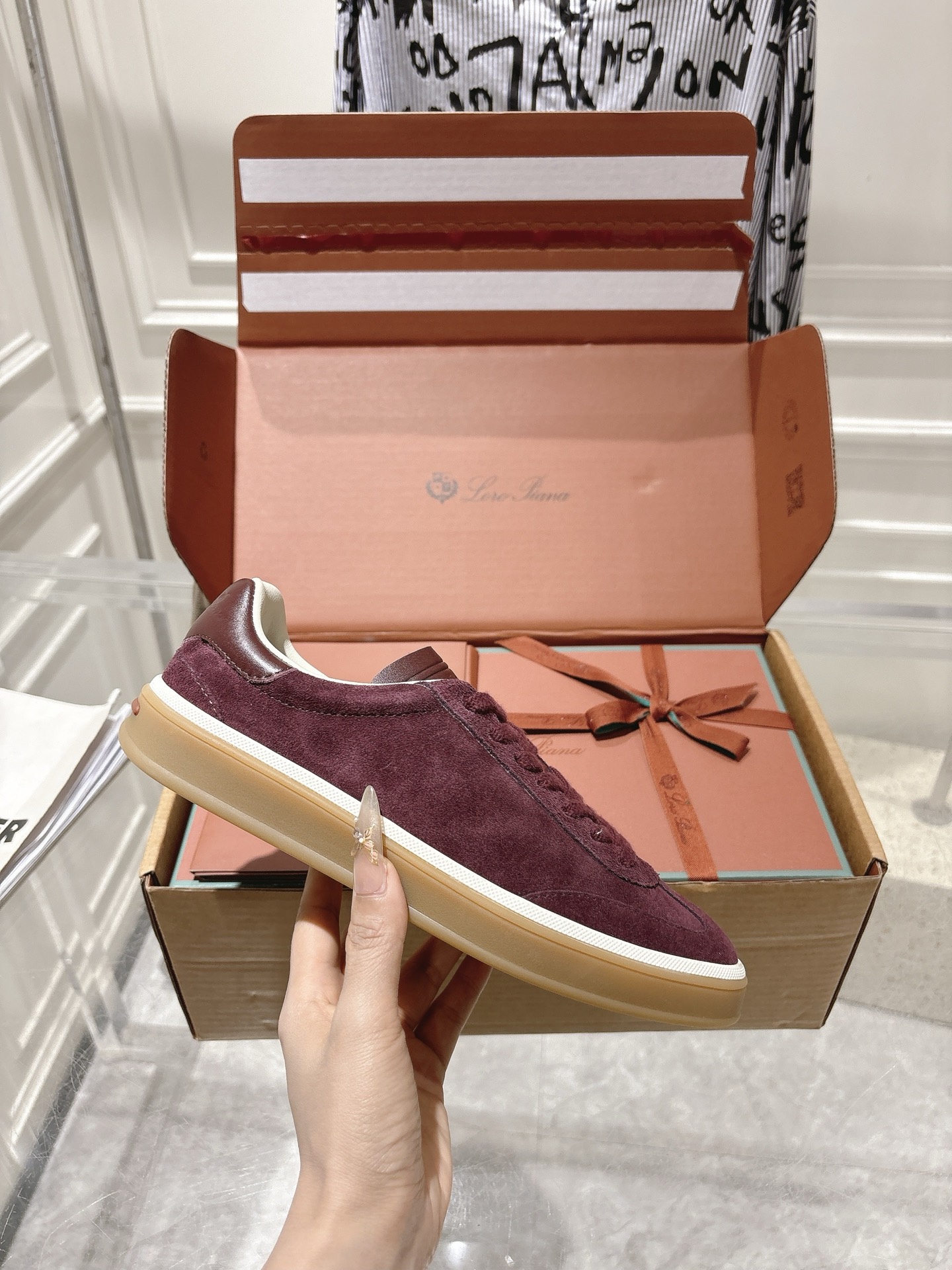 
Loropiana Tennis Walk 德训运动鞋
这款Tennis Walk运动鞋采用粒面牛皮革制成，设计精致、灵活百搭，适合全年穿着。这款鞋履采用超低帮设计，搭配焦糖色杯型鞋底和米白色橡胶包边，呈现独特的双层鞋底视觉效果。Kummel色调鞋跟嵌饰也十分引人注目。鞋跟处饰有Kummel色嵌饰，鞋舌压印LP徽标，棉质系带开合，原版橡胶鞋底
材料：牛皮/牛反绒
码数：35-44（女41男38.45定制不退换）