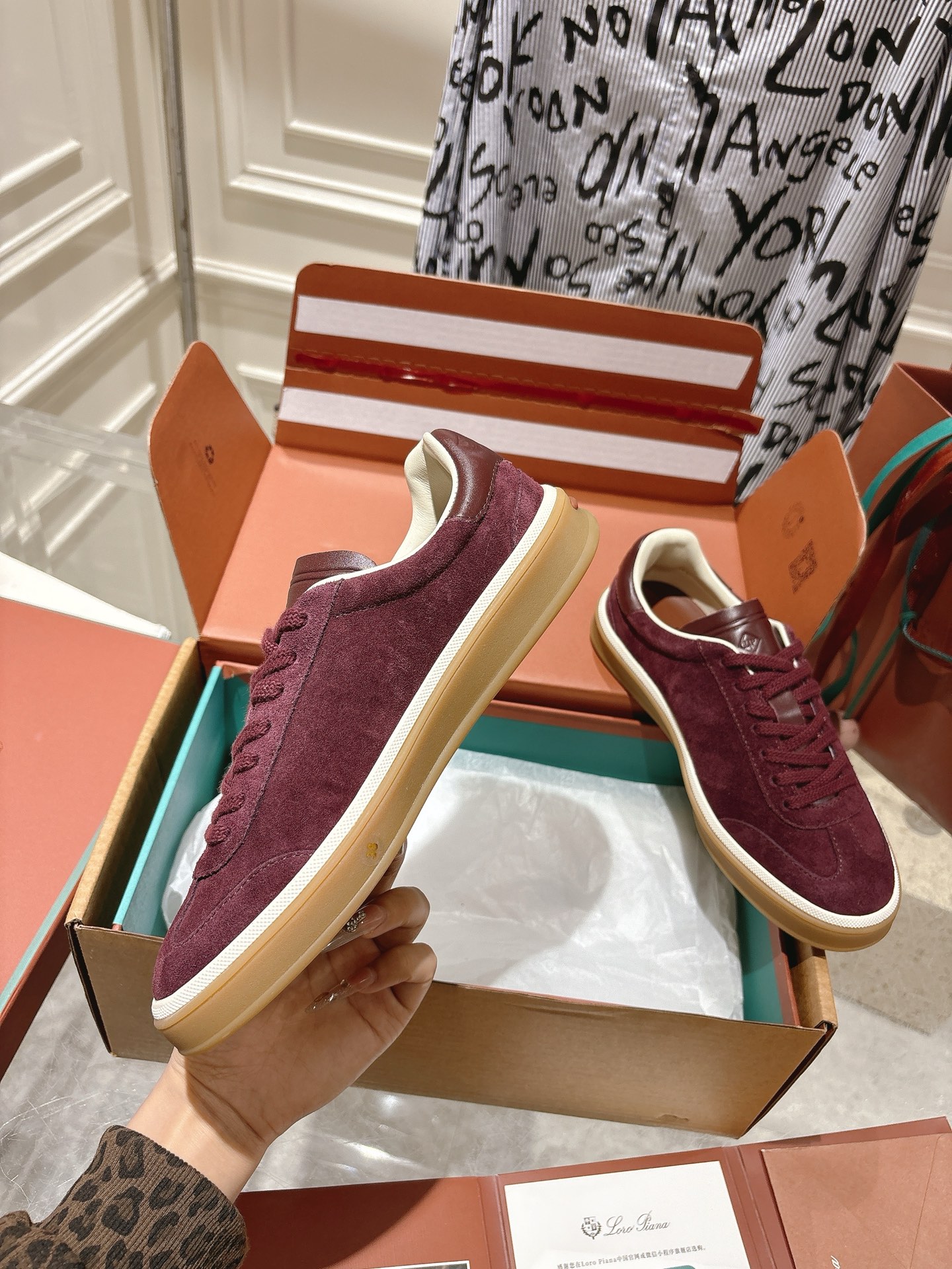 
Loropiana Tennis Walk 德训运动鞋
这款Tennis Walk运动鞋采用粒面牛皮革制成，设计精致、灵活百搭，适合全年穿着。这款鞋履采用超低帮设计，搭配焦糖色杯型鞋底和米白色橡胶包边，呈现独特的双层鞋底视觉效果。Kummel色调鞋跟嵌饰也十分引人注目。鞋跟处饰有Kummel色嵌饰，鞋舌压印LP徽标，棉质系带开合，原版橡胶鞋底
材料：牛皮/牛反绒
码数：35-44（女41男38.45定制不退换）