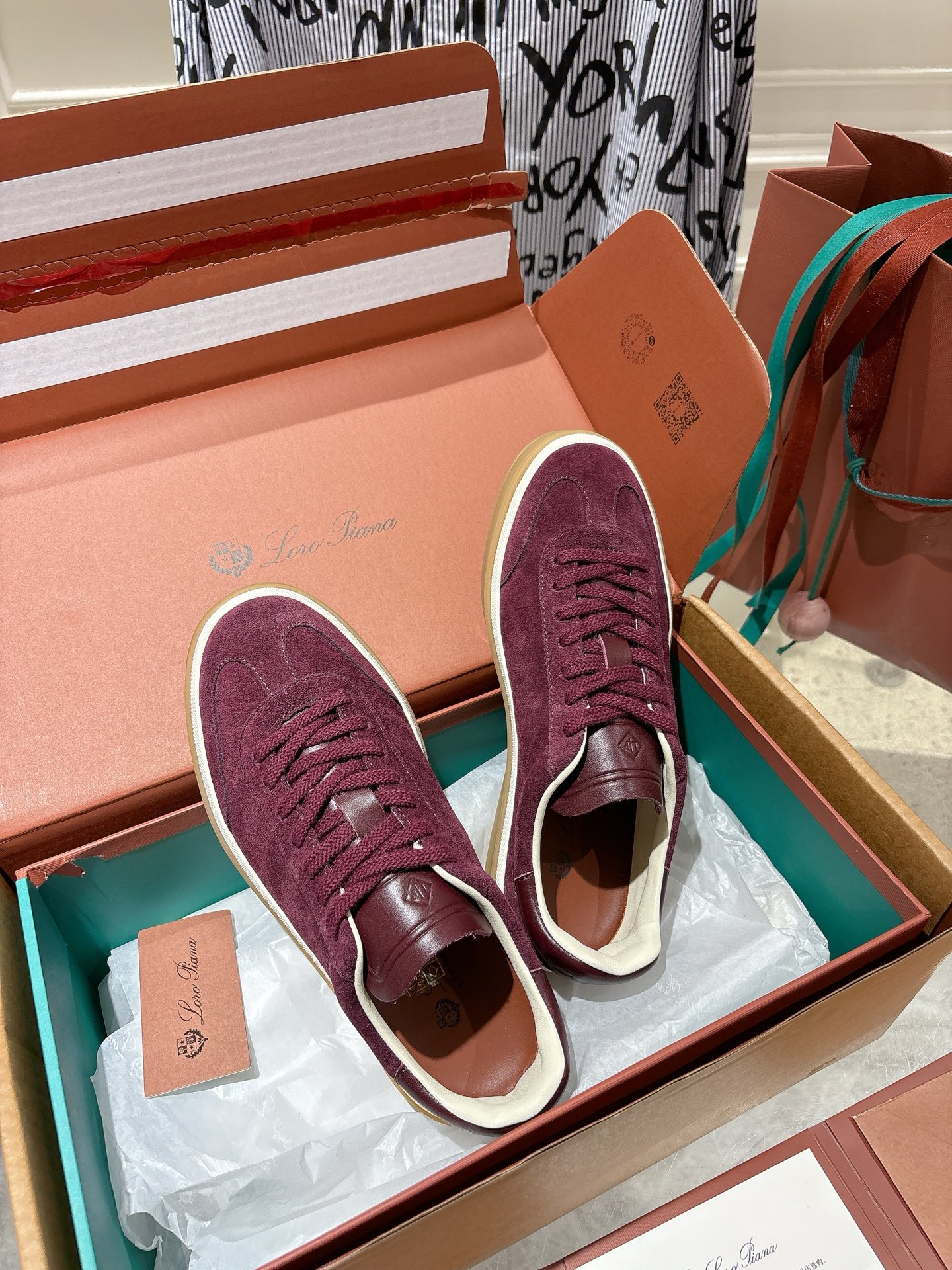 
Loropiana Tennis Walk 德训运动鞋
这款Tennis Walk运动鞋采用粒面牛皮革制成，设计精致、灵活百搭，适合全年穿着。这款鞋履采用超低帮设计，搭配焦糖色杯型鞋底和米白色橡胶包边，呈现独特的双层鞋底视觉效果。Kummel色调鞋跟嵌饰也十分引人注目。鞋跟处饰有Kummel色嵌饰，鞋舌压印LP徽标，棉质系带开合，原版橡胶鞋底
材料：牛皮/牛反绒
码数：35-44（女41男38.45定制不退换）