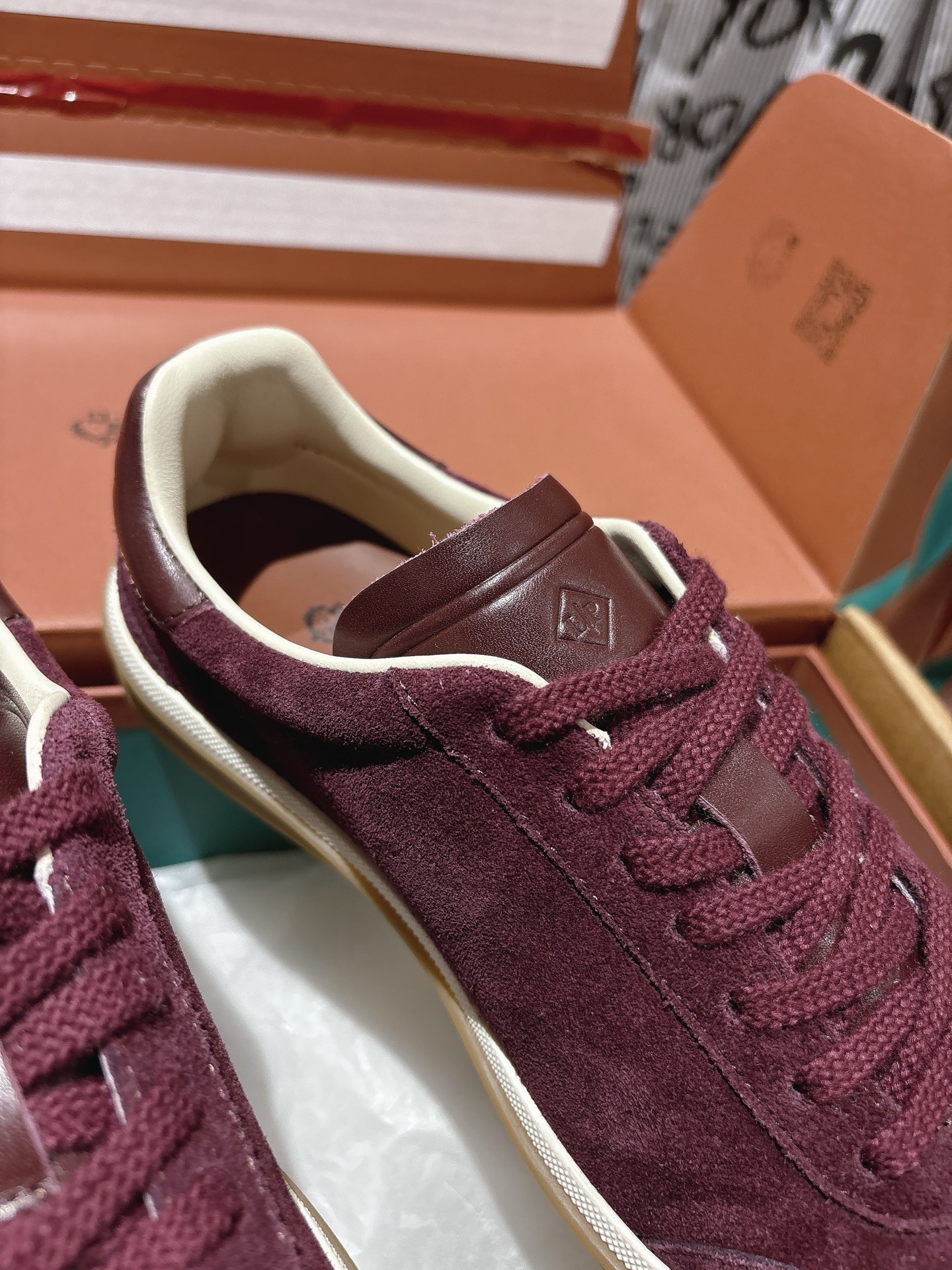 
Loropiana Tennis Walk 德训运动鞋
这款Tennis Walk运动鞋采用粒面牛皮革制成，设计精致、灵活百搭，适合全年穿着。这款鞋履采用超低帮设计，搭配焦糖色杯型鞋底和米白色橡胶包边，呈现独特的双层鞋底视觉效果。Kummel色调鞋跟嵌饰也十分引人注目。鞋跟处饰有Kummel色嵌饰，鞋舌压印LP徽标，棉质系带开合，原版橡胶鞋底
材料：牛皮/牛反绒
码数：35-44（女41男38.45定制不退换）