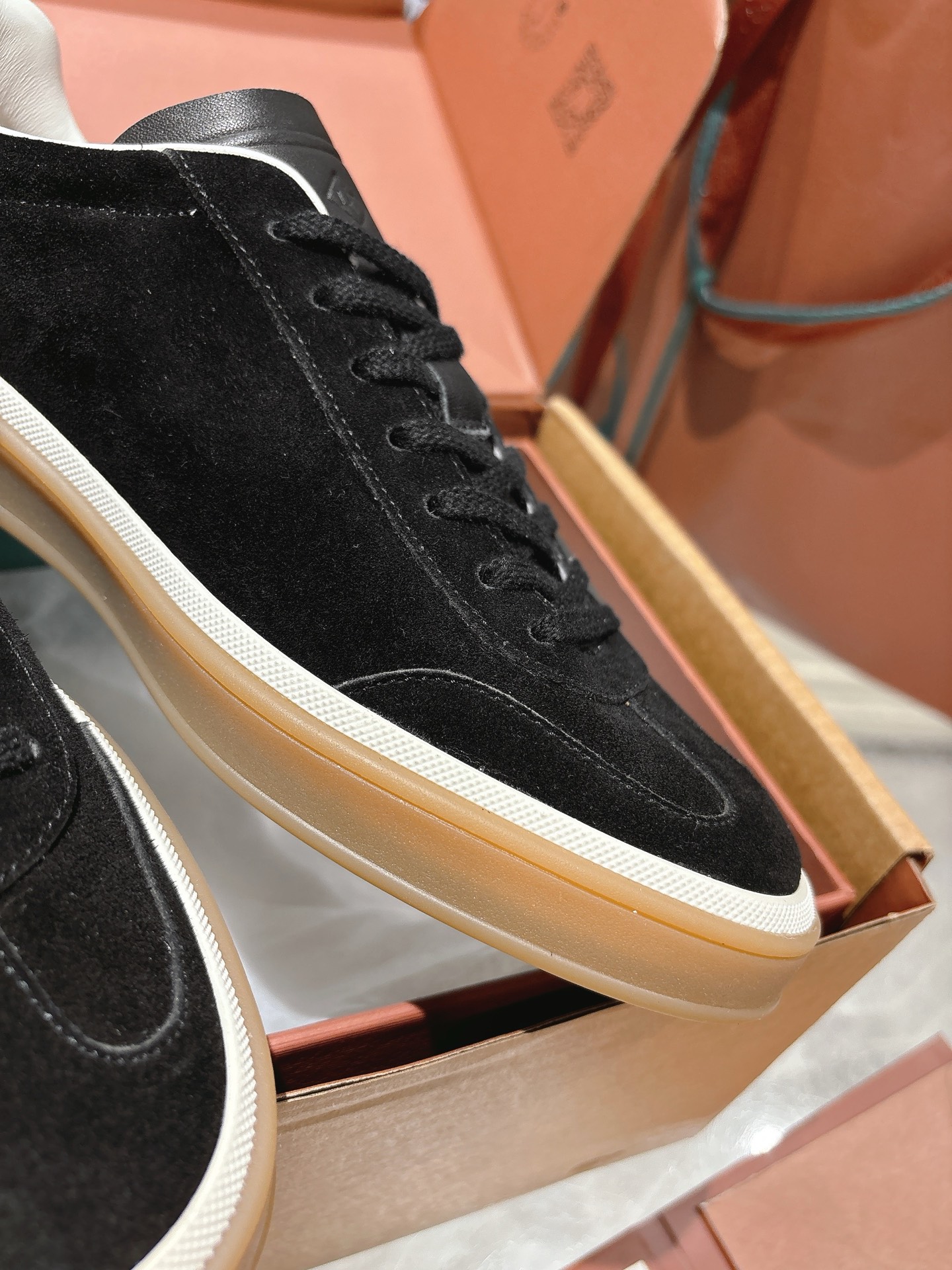 
Loropiana Tennis Walk 德训运动鞋
这款Tennis Walk运动鞋采用粒面牛皮革制成，设计精致、灵活百搭，适合全年穿着。这款鞋履采用超低帮设计，搭配焦糖色杯型鞋底和米白色橡胶包边，呈现独特的双层鞋底视觉效果。Kummel色调鞋跟嵌饰也十分引人注目。鞋跟处饰有Kummel色嵌饰，鞋舌压印LP徽标，棉质系带开合，原版橡胶鞋底
材料：牛皮/牛反绒
码数：35-44（女41男38.45定制不退换）