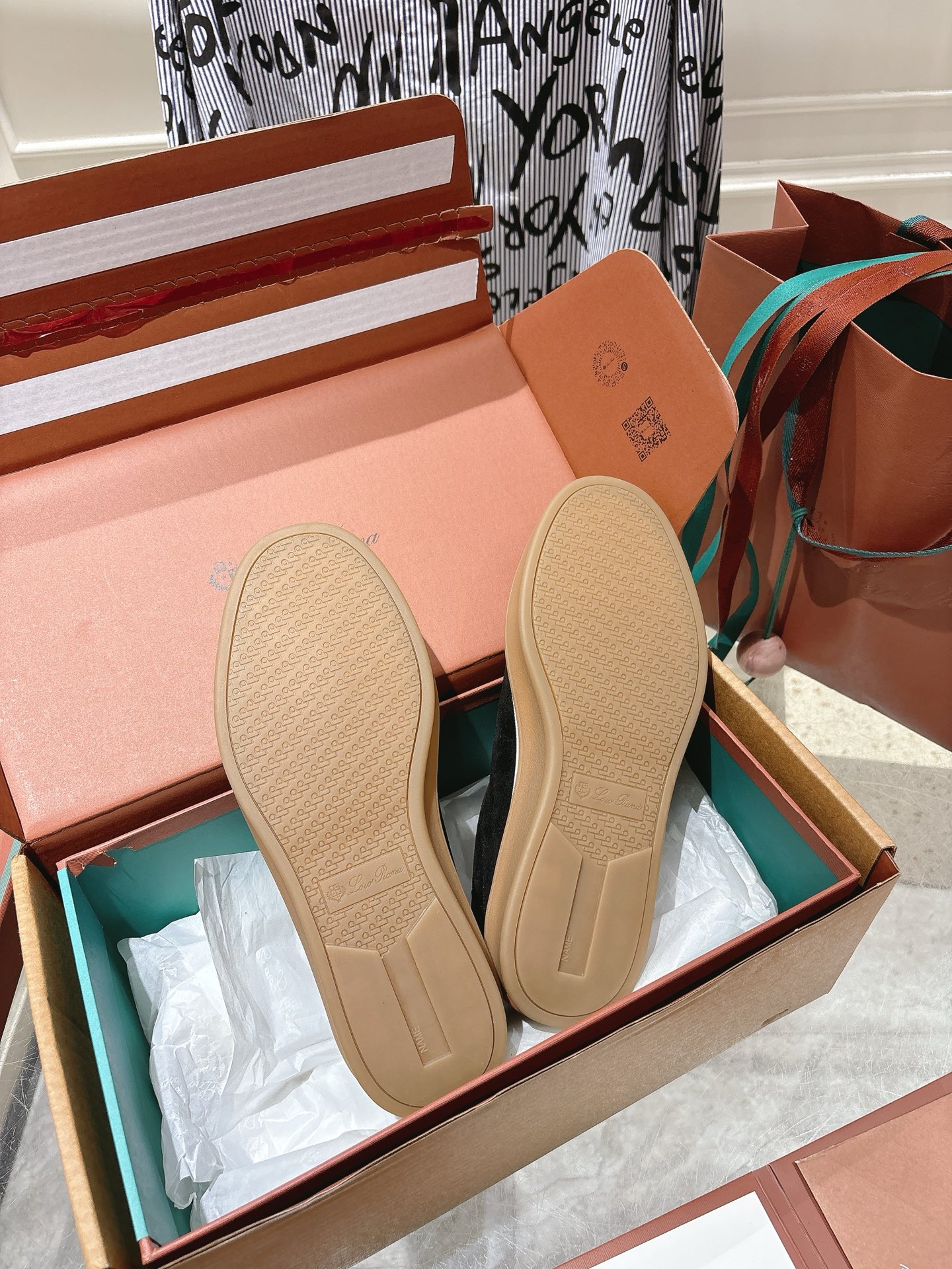 
Loropiana Tennis Walk 德训运动鞋
这款Tennis Walk运动鞋采用粒面牛皮革制成，设计精致、灵活百搭，适合全年穿着。这款鞋履采用超低帮设计，搭配焦糖色杯型鞋底和米白色橡胶包边，呈现独特的双层鞋底视觉效果。Kummel色调鞋跟嵌饰也十分引人注目。鞋跟处饰有Kummel色嵌饰，鞋舌压印LP徽标，棉质系带开合，原版橡胶鞋底
材料：牛皮/牛反绒
码数：35-44（女41男38.45定制不退换）