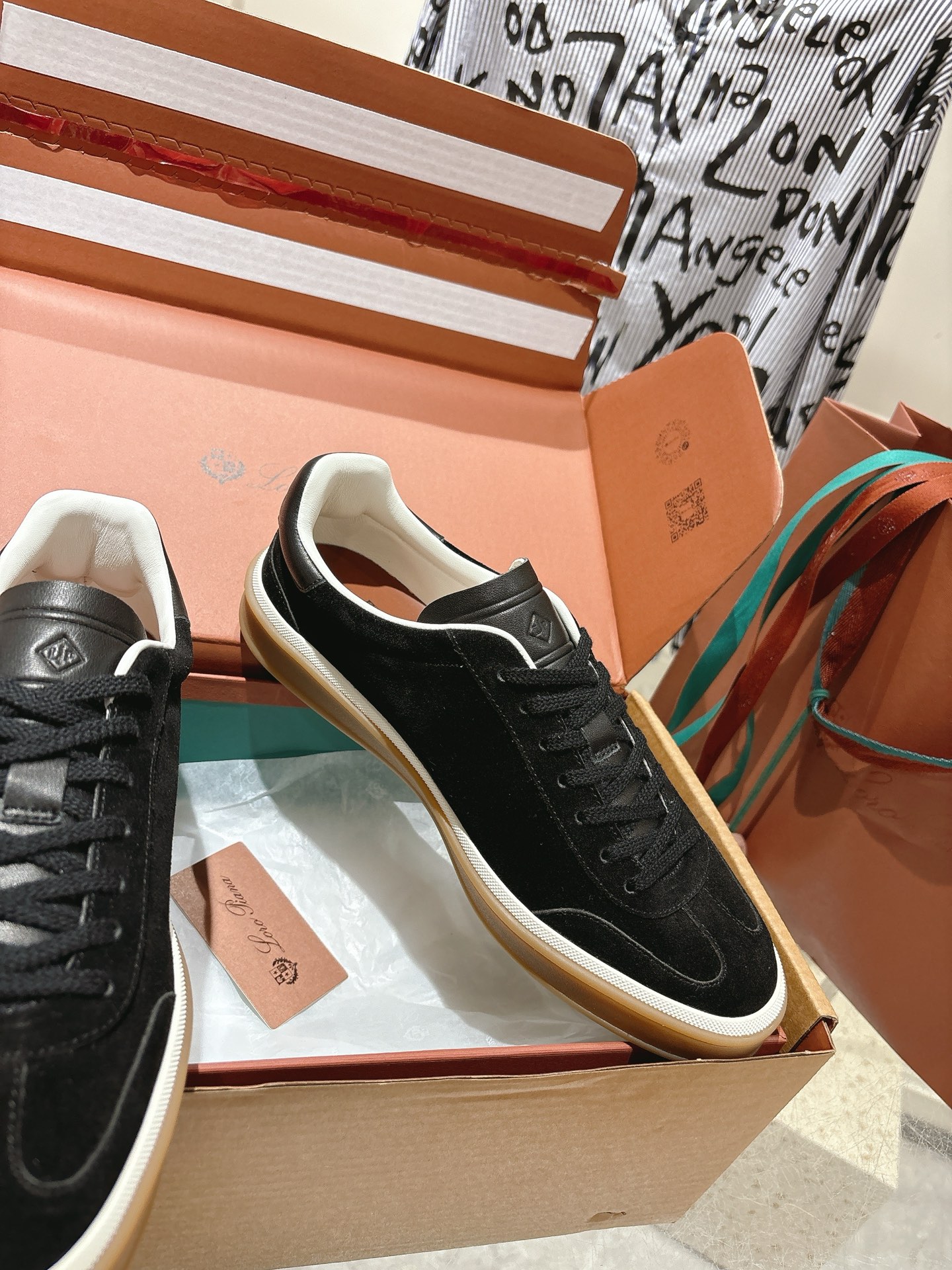 
Loropiana Tennis Walk 德训运动鞋
这款Tennis Walk运动鞋采用粒面牛皮革制成，设计精致、灵活百搭，适合全年穿着。这款鞋履采用超低帮设计，搭配焦糖色杯型鞋底和米白色橡胶包边，呈现独特的双层鞋底视觉效果。Kummel色调鞋跟嵌饰也十分引人注目。鞋跟处饰有Kummel色嵌饰，鞋舌压印LP徽标，棉质系带开合，原版橡胶鞋底
材料：牛皮/牛反绒
码数：35-44（女41男38.45定制不退换）