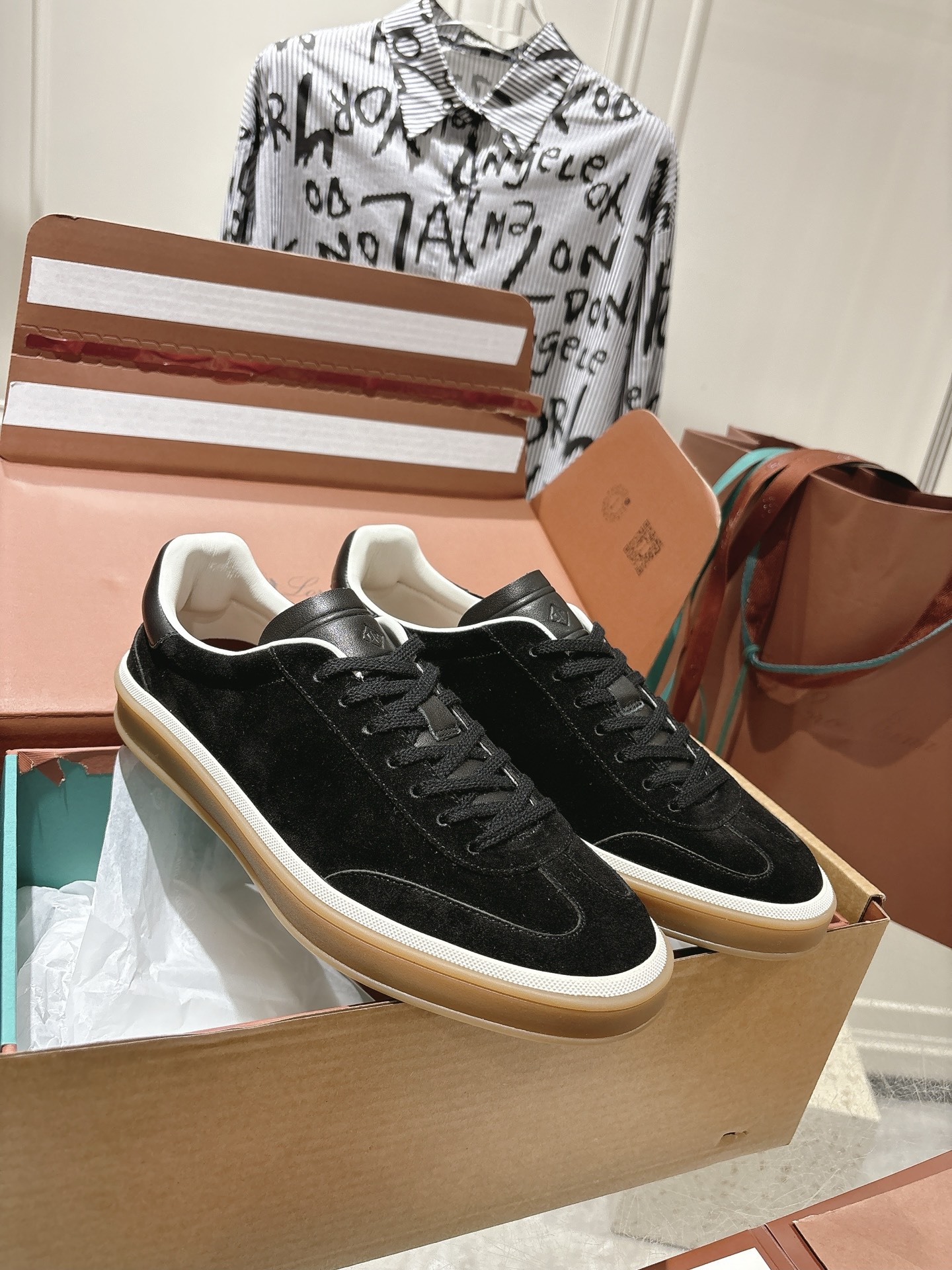 
Loropiana Tennis Walk 德训运动鞋
这款Tennis Walk运动鞋采用粒面牛皮革制成，设计精致、灵活百搭，适合全年穿着。这款鞋履采用超低帮设计，搭配焦糖色杯型鞋底和米白色橡胶包边，呈现独特的双层鞋底视觉效果。Kummel色调鞋跟嵌饰也十分引人注目。鞋跟处饰有Kummel色嵌饰，鞋舌压印LP徽标，棉质系带开合，原版橡胶鞋底
材料：牛皮/牛反绒
码数：35-44（女41男38.45定制不退换）