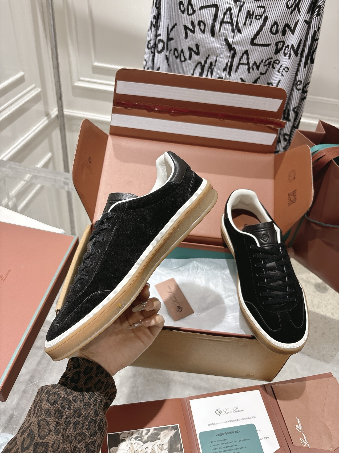 
Loropiana Tennis Walk 德训运动鞋
这款Tennis Walk运动鞋采用粒面牛皮革制成，设计精致、灵活百搭，适合全年穿着。这款鞋履采用超低帮设计，搭配焦糖色杯型鞋底和米白色橡胶包边，呈现独特的双层鞋底视觉效果。Kummel色调鞋跟嵌饰也十分引人注目。鞋跟处饰有Kummel色嵌饰，鞋舌压印LP徽标，棉质系带开合，原版橡胶鞋底
材料：牛皮/牛反绒
码数：35-44（女41男38.45定制不退换）